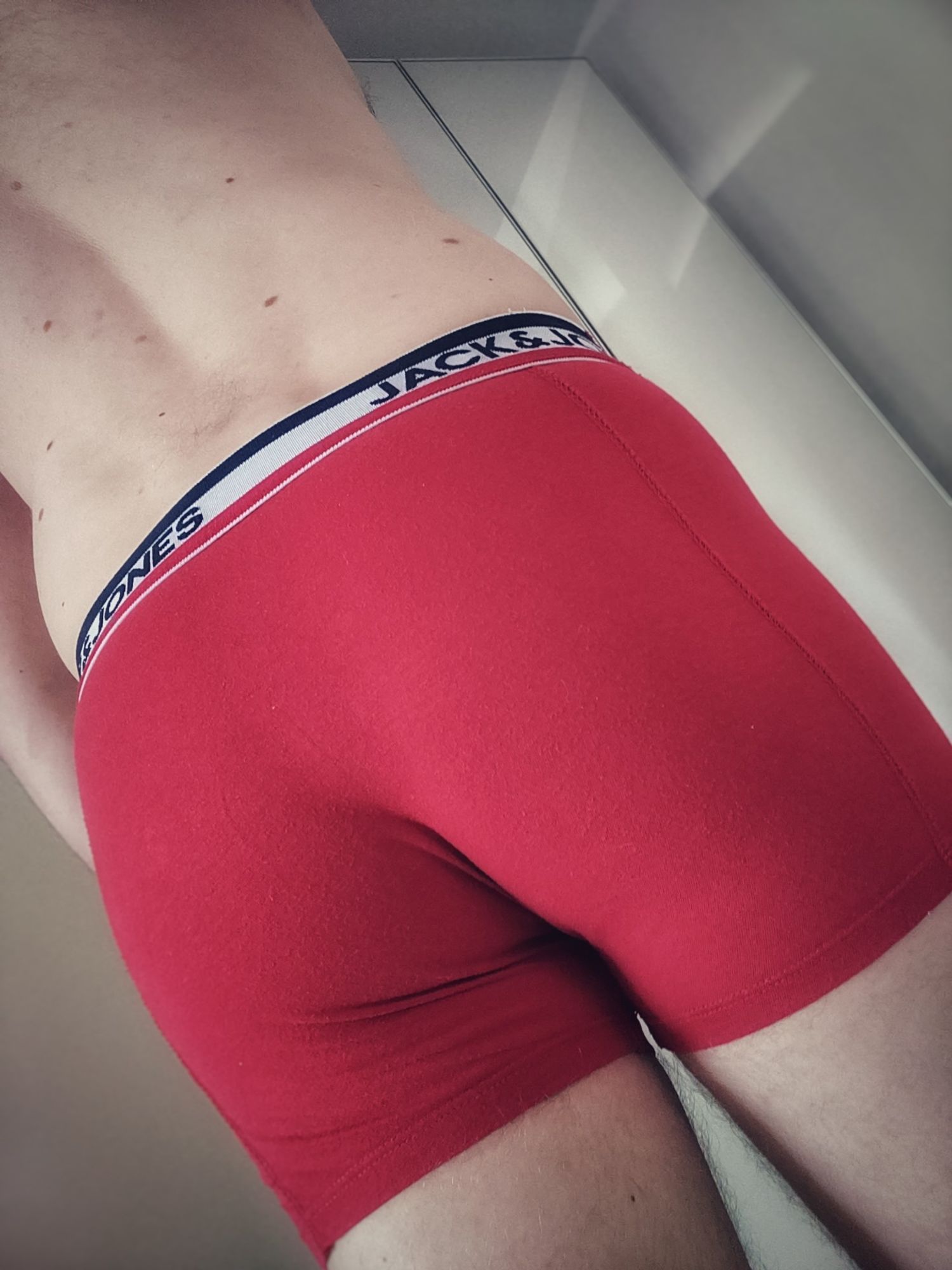 Ich in roter Boxershorts von hinten fotografiert