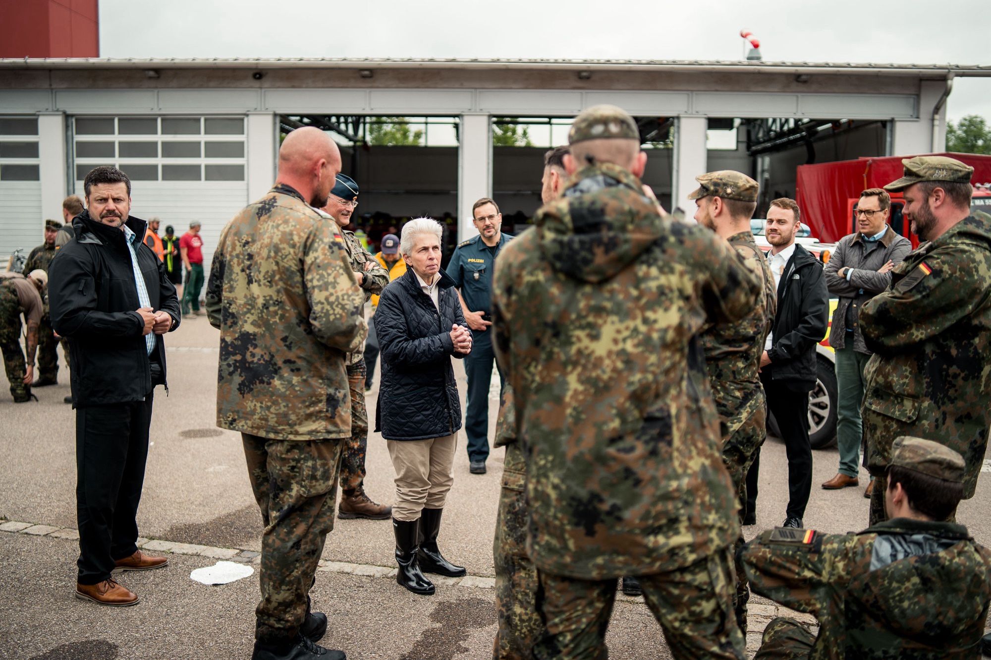 Marie-Agnes Strack-Zimmermann im Gespräch mit Soldatinnen und Soldaten, die in den Hochwassergebieten bei der Bewältigung der Flutkatastrophe im Einsatz sind.