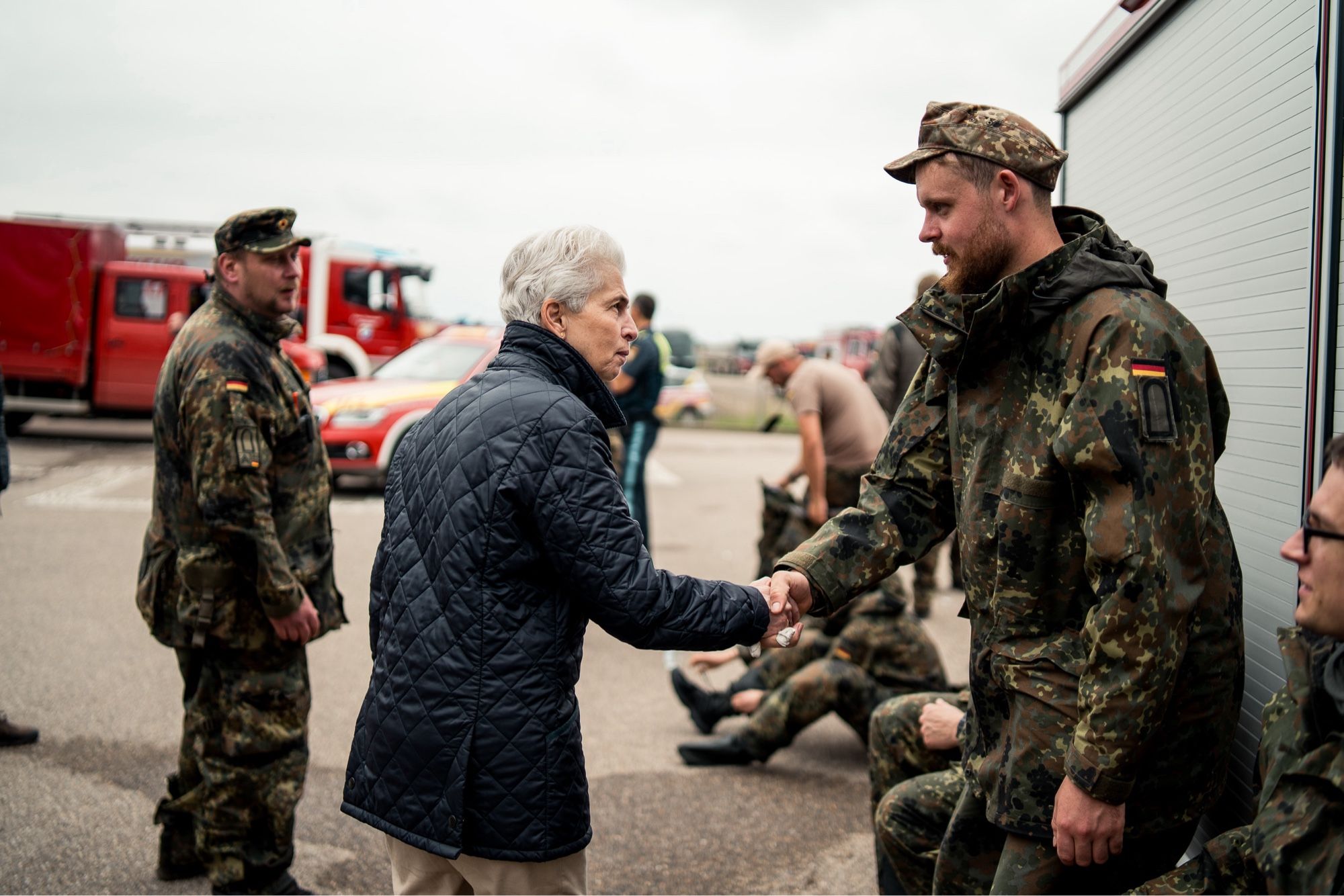 Marie-Agnes Strack-Zimmermann schüttelt einem Soldaten die Hand und dankt für seinen Einsatz.