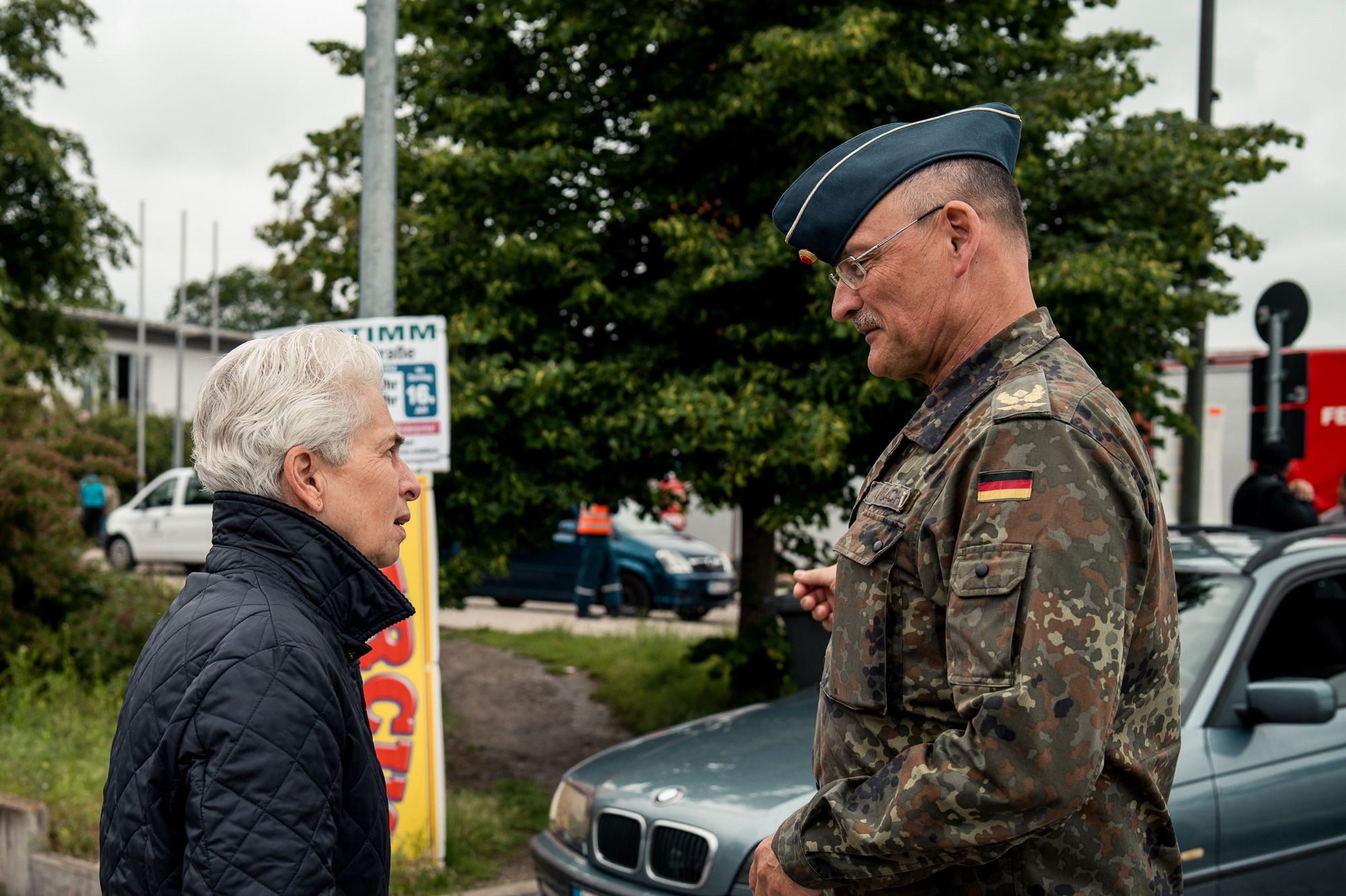 Marie-Agnes Strack-Zimmermann im Gespräch mit Brigadegeneral Thomas Hambach vom Landeskommando Bayern der Bundeswehr.