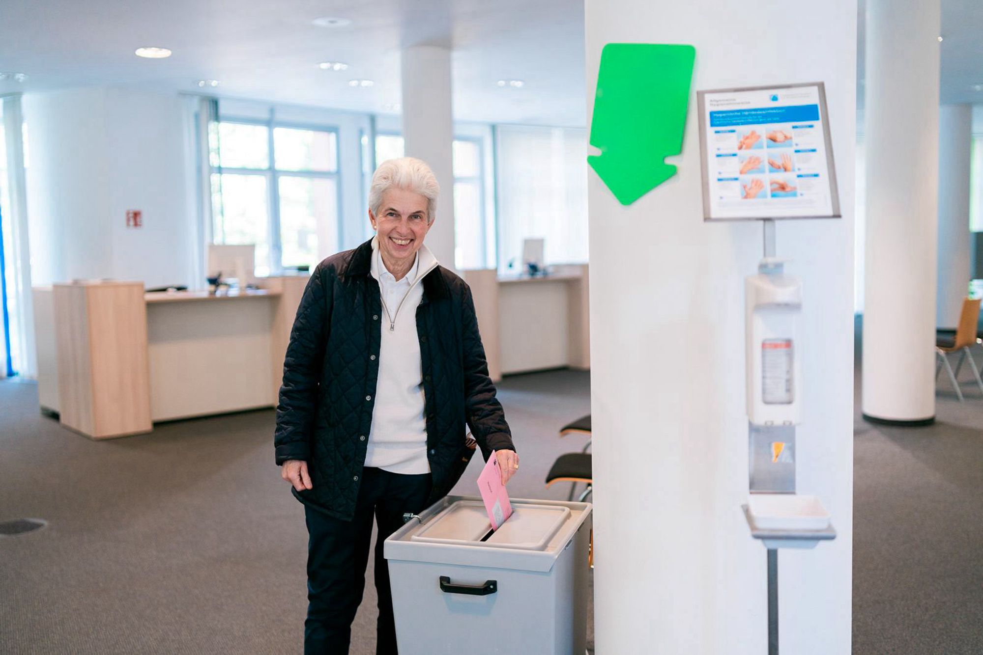 Marie-Agnes Strack-Zimmermann wirft Ihre Stimmunterlagen zur Europawahl in einem Wahllokal in eine Wahlurne.