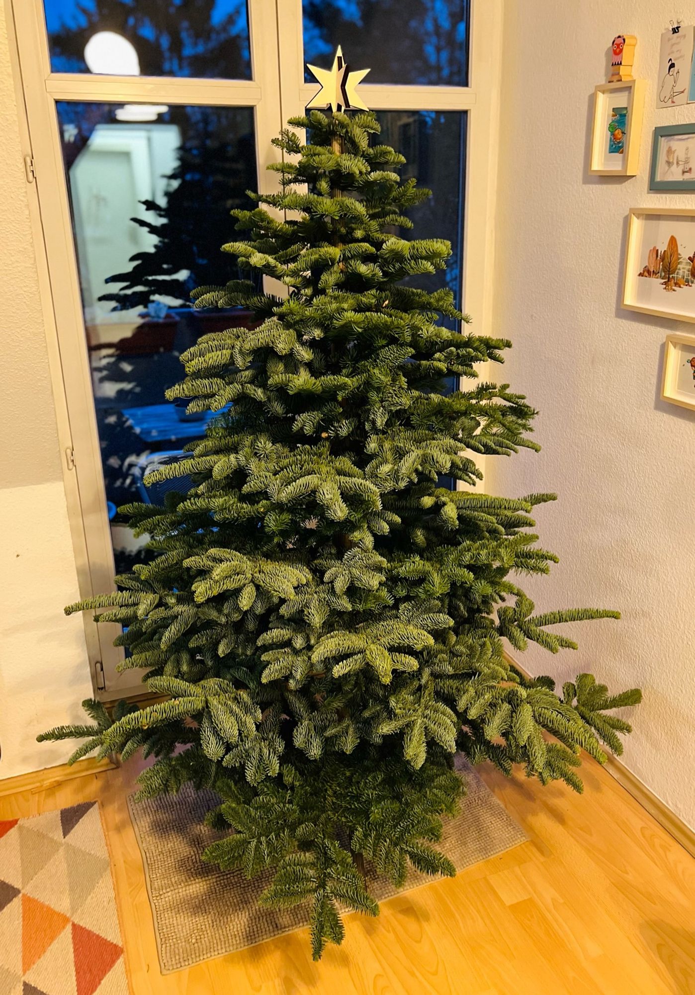 Man sieht einen Weihnachtsbaum der Marke Keinachtsbaum. Ein nachhaltiges Konzept bei dem der Baum aus schnittgut zusammengesteckt wird.