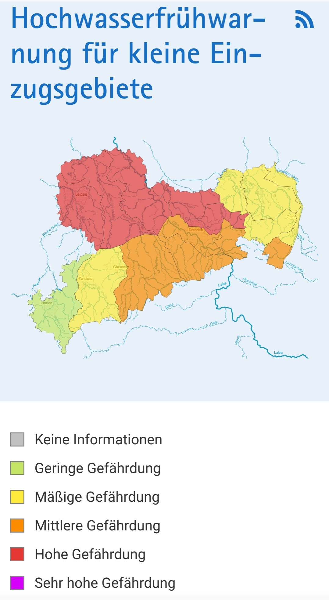 Karte der Hochwasserfrühwarnung für kleine Einzugsgebiete in Sachsen. Der Norden ist rot gefärbt. Dies steht für Hohe Gefährdung. Weitere Gebiete an der Elbe und bis Chemnitz sind orange gefärbt für Mittlere Gefährdung.