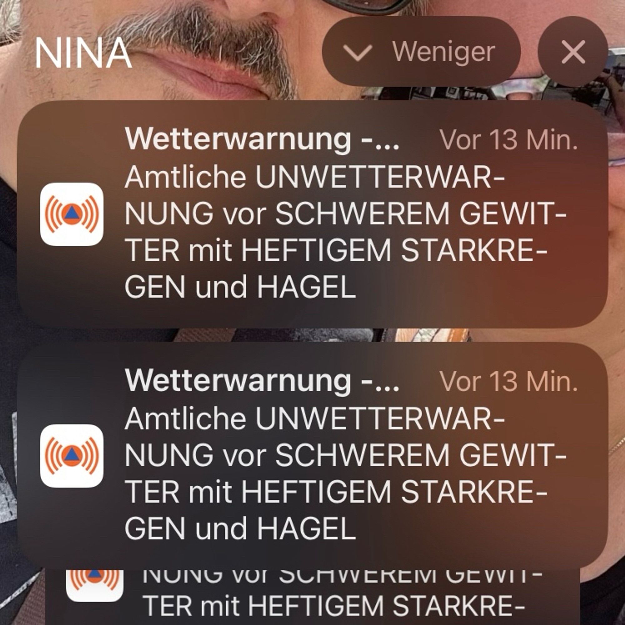 Screenshot der amtlichen Unwetterwarnung vor schwerem Geeitter mit heftigem Regen und Hagel, die unterwegs rein kam