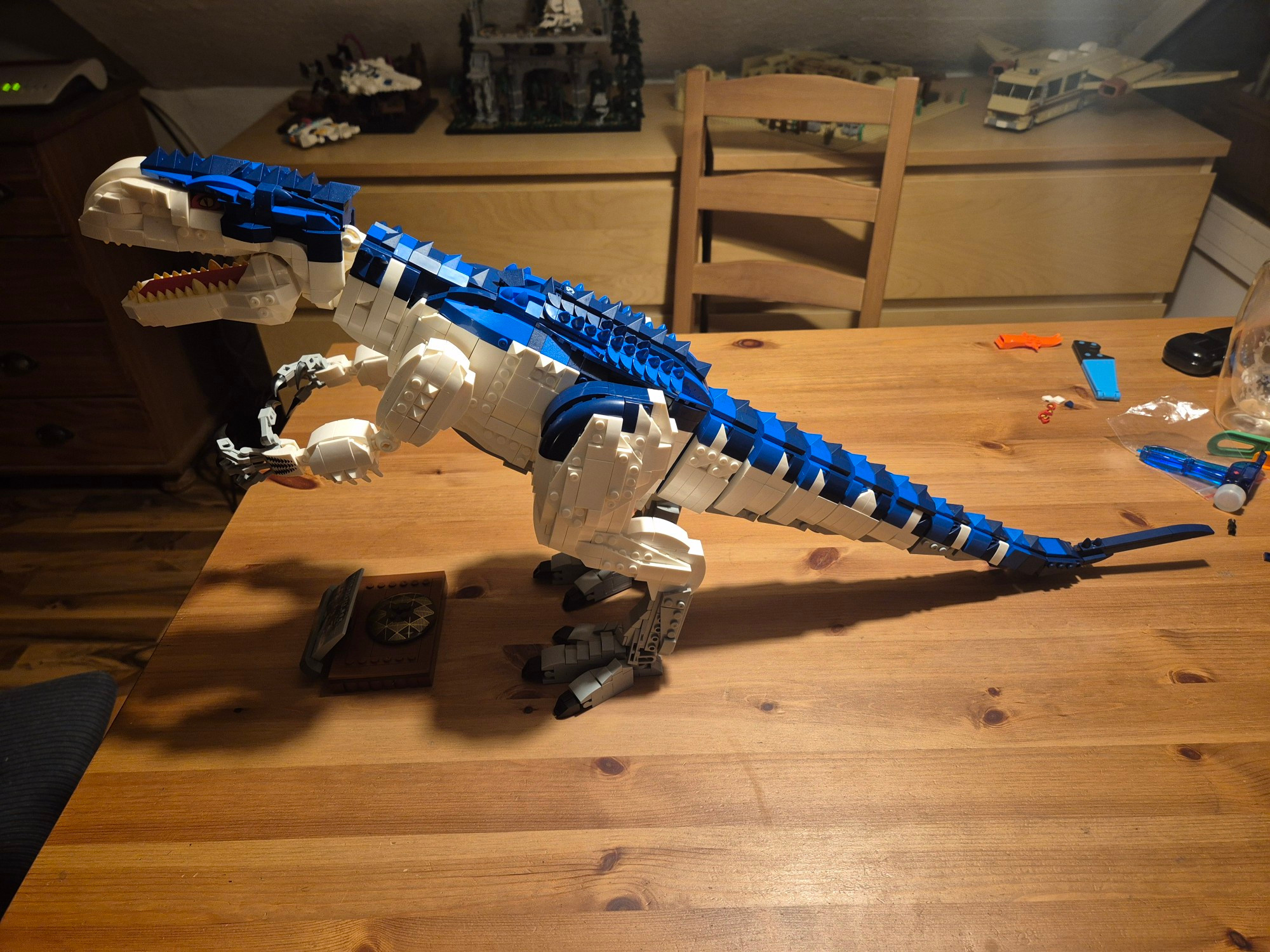 Indominus Rex, Dinosaurier aus Jurassic World aus 2188 Klemmbausteinen auf einem Holztisch von links