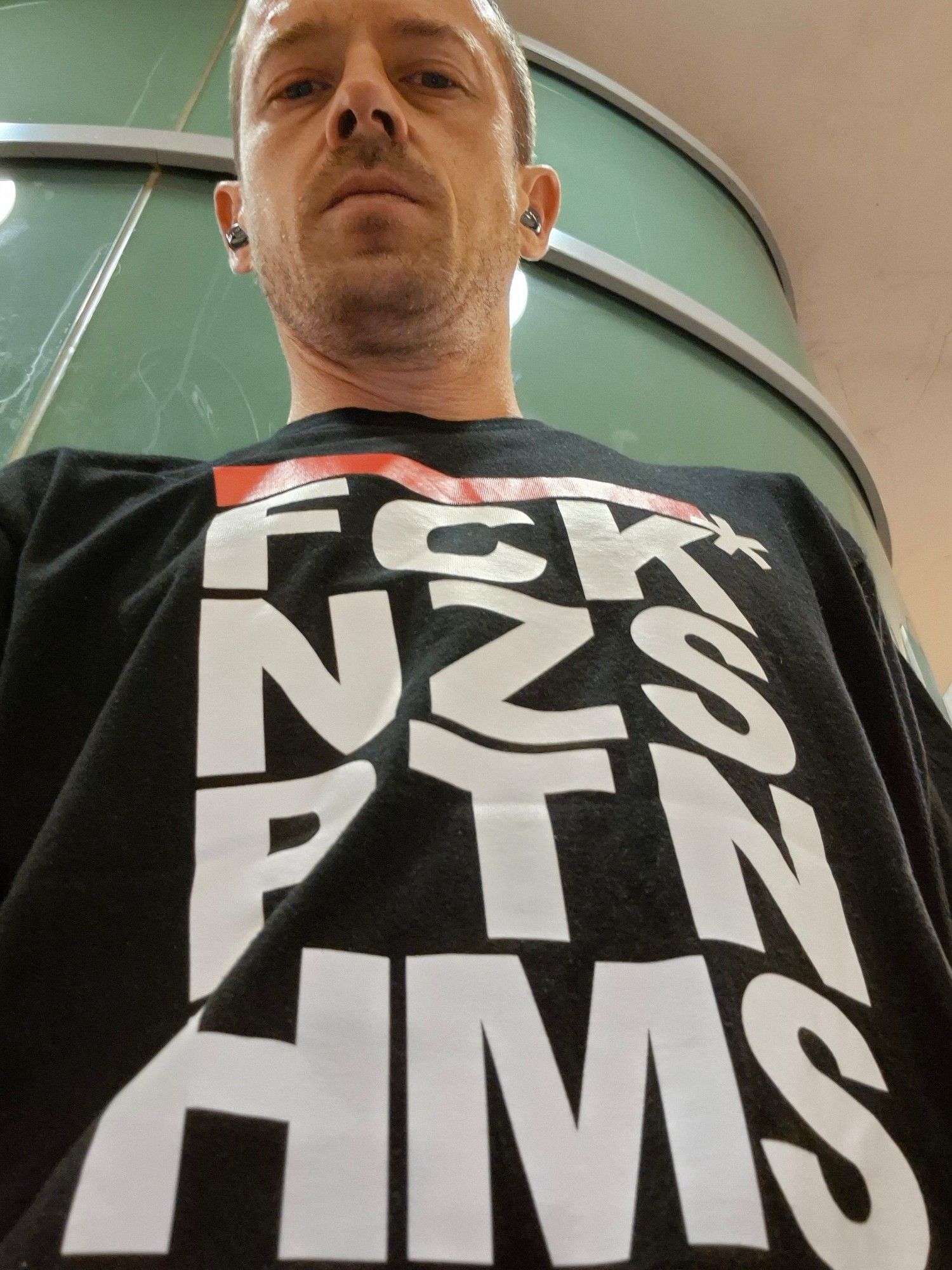 Selfie in der U-Bahn mit FCK NZS PTN HMS Shirt