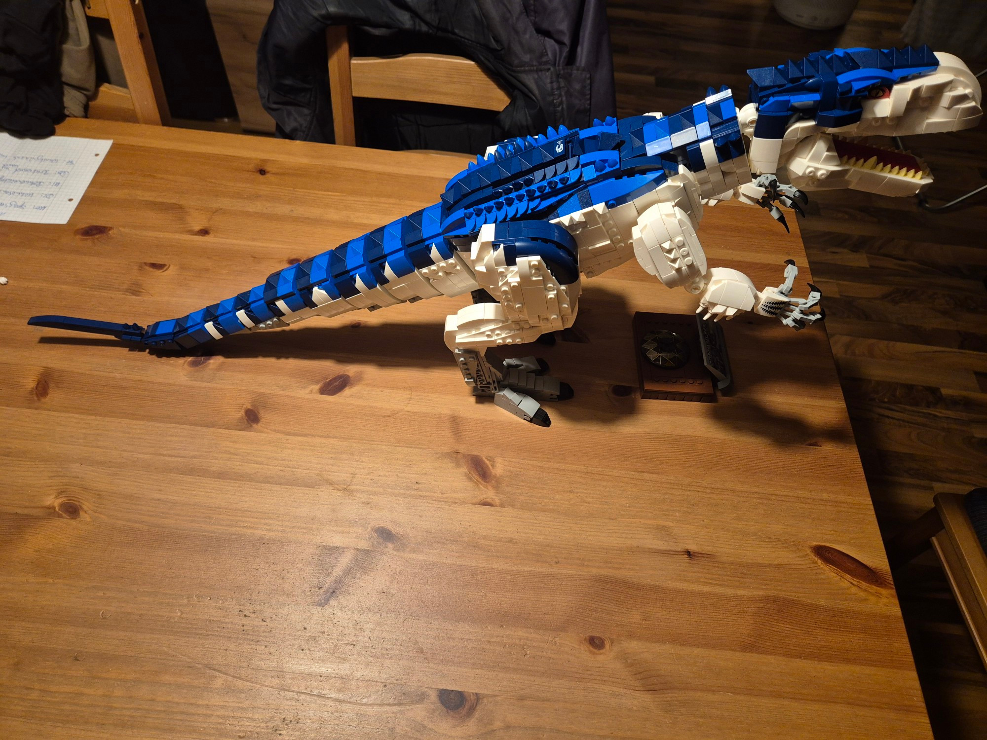 Indominus Rex, Dinosaurier aus Jurassic World aus 2188 Klemmbausteinen auf einem Holztisch von rechts