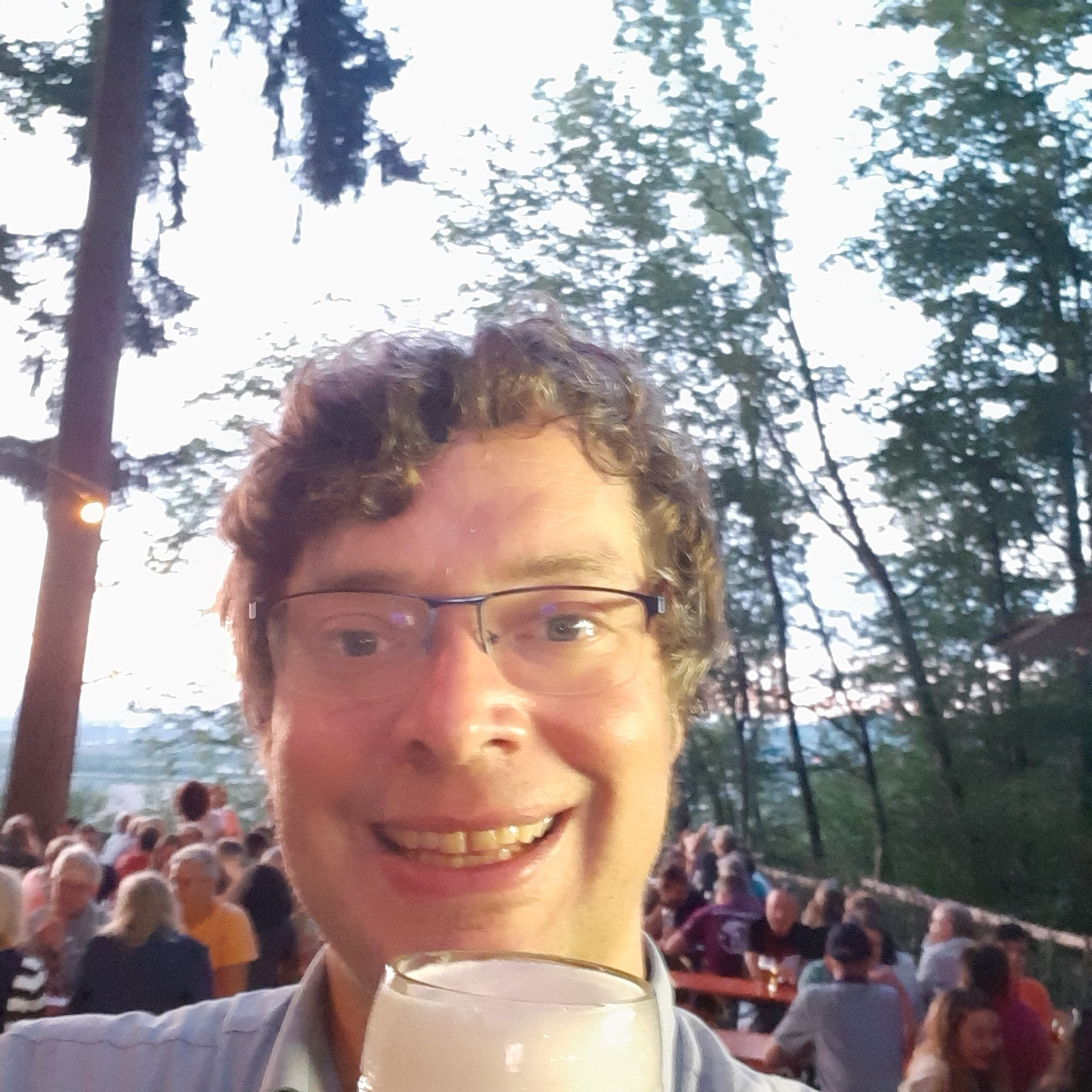 Selfie mir Bier vor der Kulisse der Rheinebene