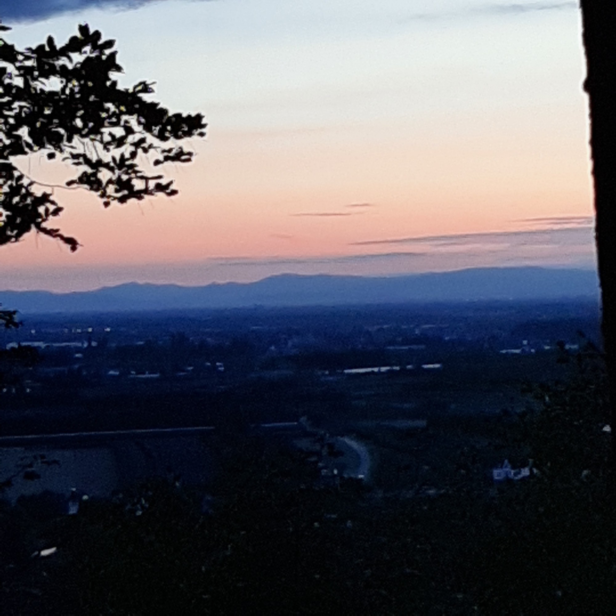 Blick auf den Abendhimmel über den Vogesen. Die Rheinebene liegt schon im Dunkeln.