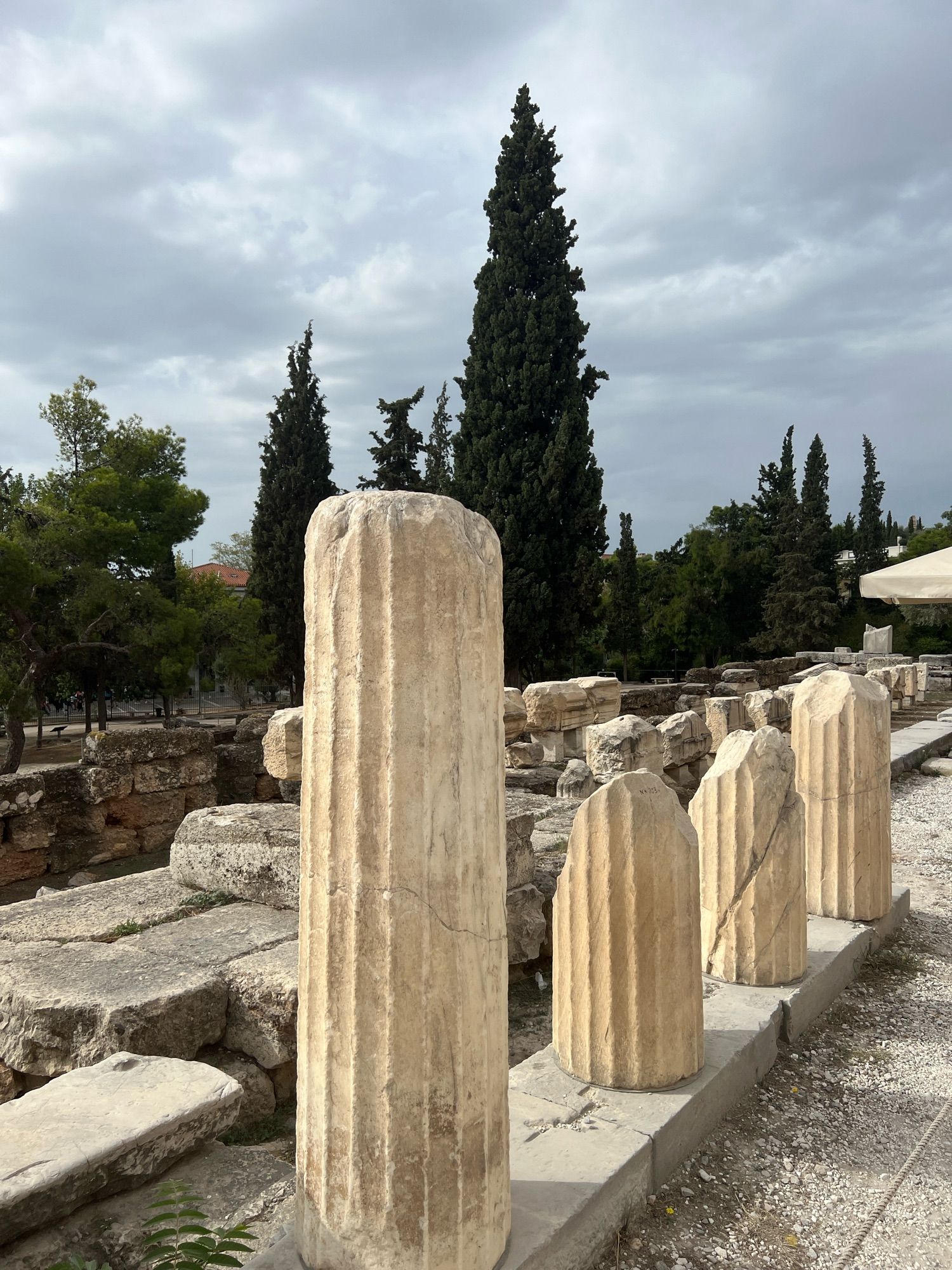 Überreste der Säulenhalle der Stoiker unterhalb der Akropolis