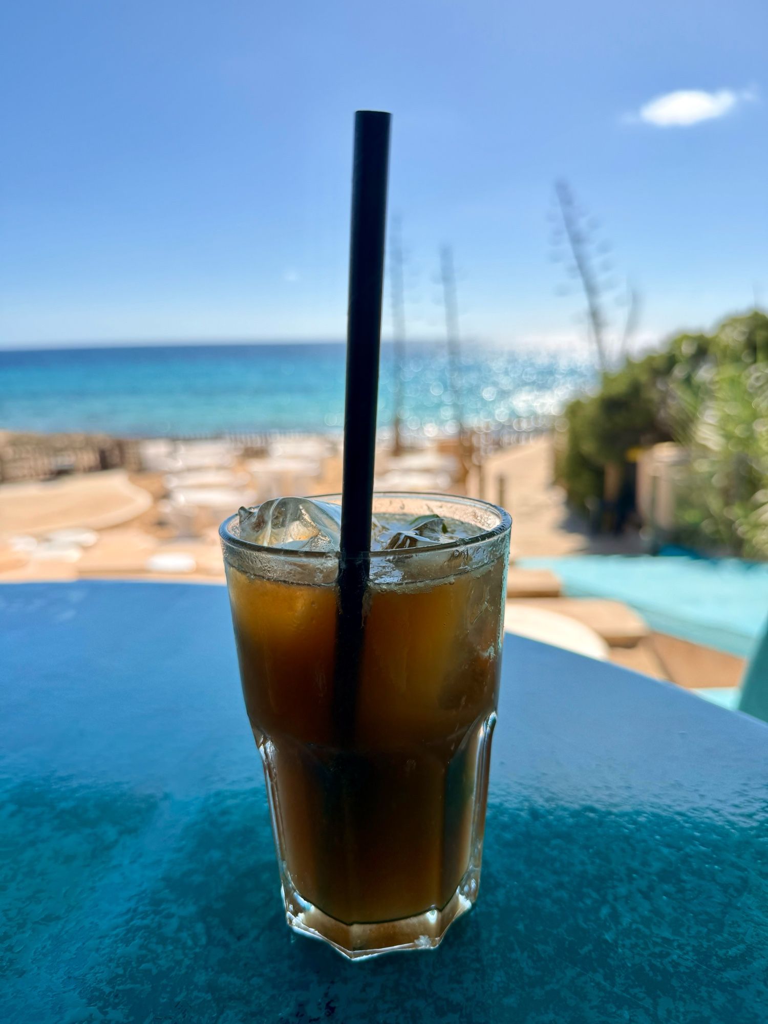 Long Island Ice Tea im Hintergrund Strand und Meer