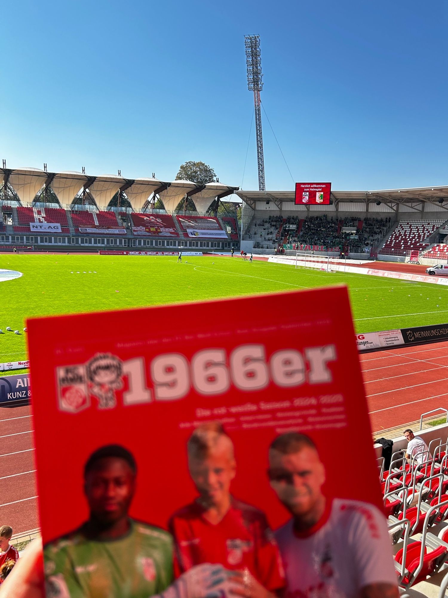 Blick zur Anzeigetafel im Steigerwaldstadion 
Im Vordergrund wir der neue 1966 ins Bild gehalten