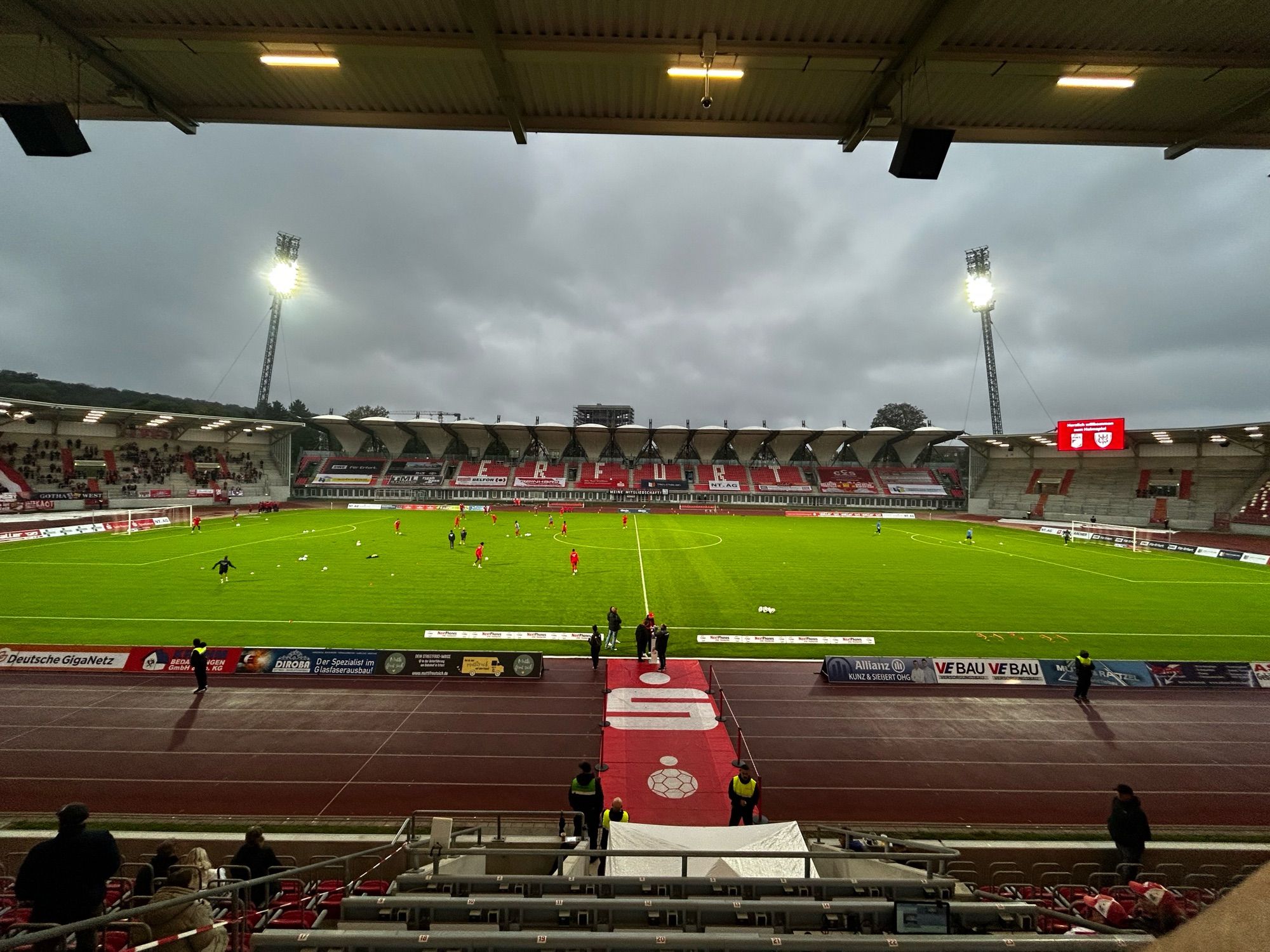 Blick ins Steigerwaldstadion Flutlicht brennt der FCRWE macht sich warm