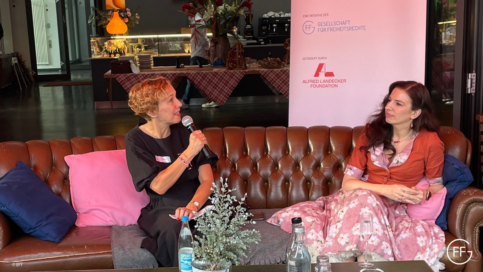 Silke Mülherr (Alfred Landecker Foundation) und Marina Weisband beim Sundowner von der Marie-Munk-Initiative bei der re:publica24.