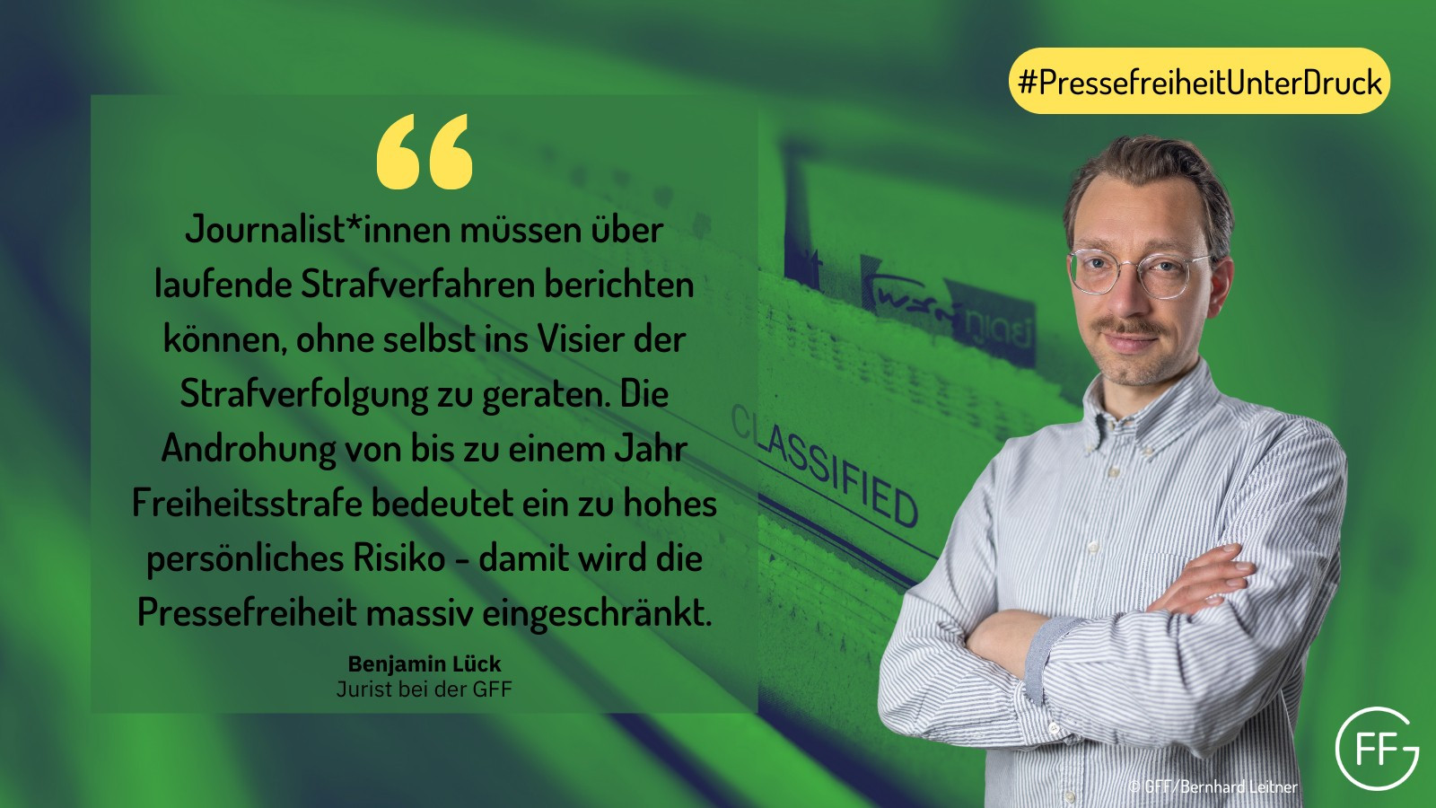 Benjamin Lück, Jurist bei der GFF: "Journalist*innen müssen über laufende Strafverfahren berichten können, ohne selbst ins Visier der Strafverfolgung zu geraten. Die Androhung von bis zu einem Jahr Freiheitsstrafe bedeutet ein zu hohes persönliches Risiko - damit wird die Pressefreiheit massiv eingeschränkt."