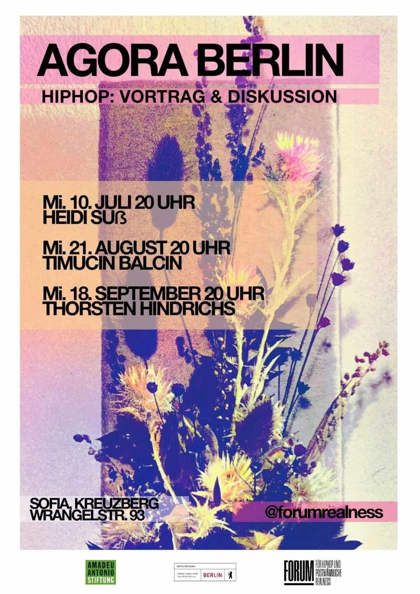 Sharepic. Hintergrund in gelb-blau-rosa-changierend gehalten mit Feldblumen. Darüber in schwarz Text: "Agora Berlin. Hiphop: Vortrag & Diskussion. MI, 10. Juli 20 Uhr Heidi Süß, MI, 21. August 20 Uhr Timucin Balcin, MI, 18. September 20 Uhr Thorsten Hindrichs, Sofia, Kreuzberg, Wrangelstraße 93, @forumrealness". Ganz unten drei Logos (u.a. Amadeu Antoni-Stiftung).