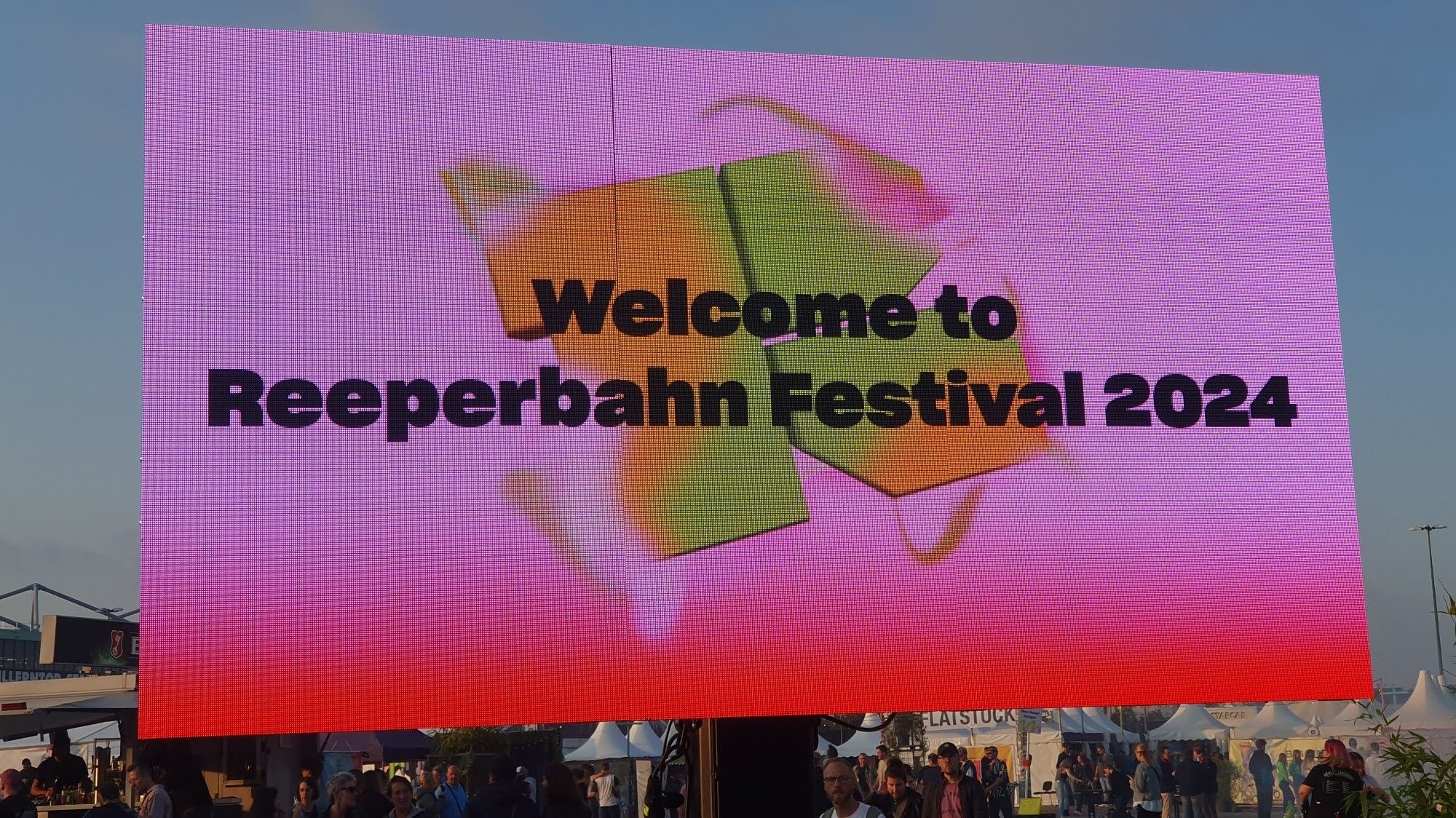 Foto. LED-Wand (quer), rosa schimmernd, Text: "Welcome to Reeperbahn-Festival 2024".