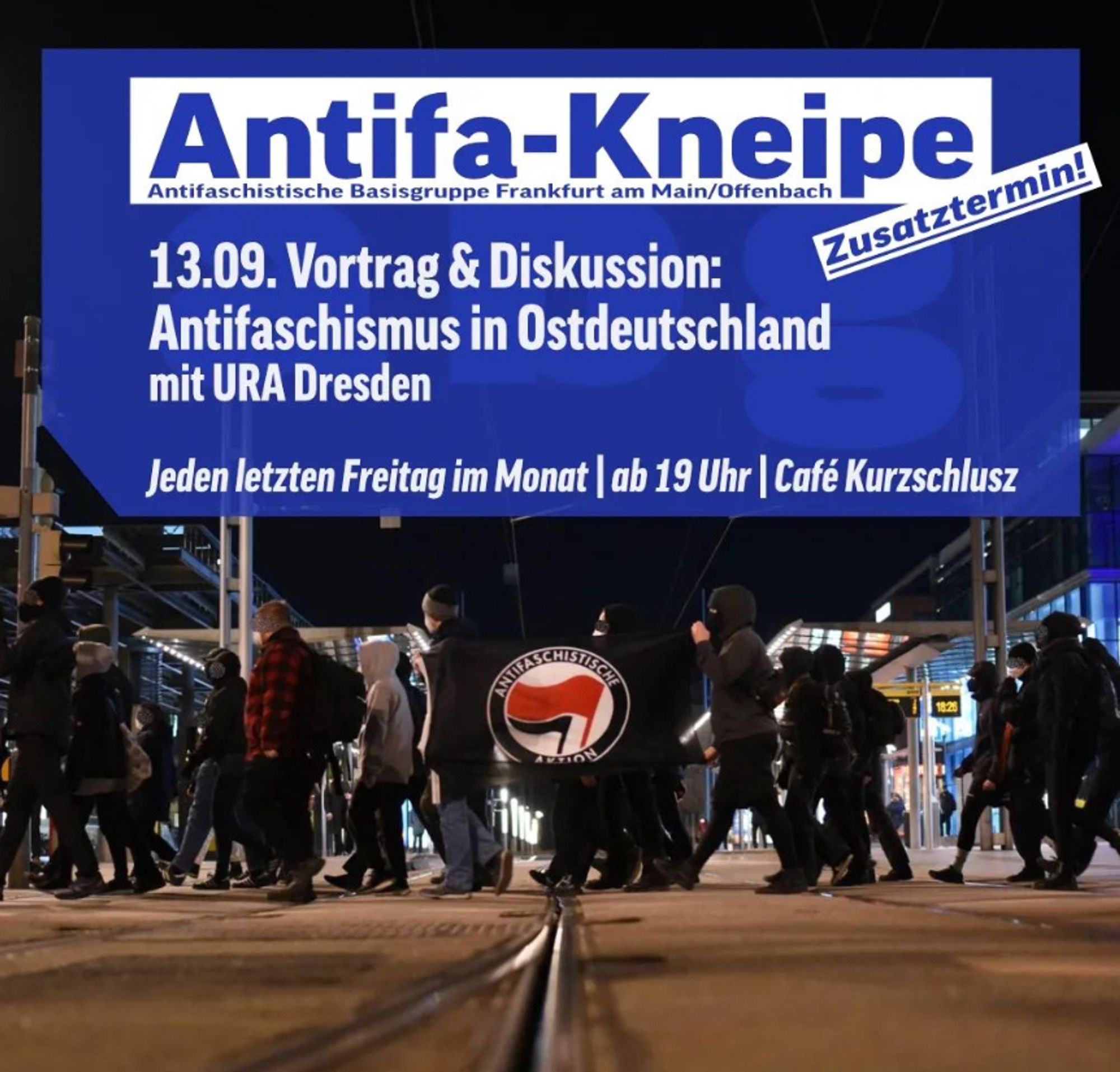 Teaserbild: Antifa-Kneipe Infotext auf blauem Kasten, im unteren Bildbereich Foto von einer Antifa-Demo mit Leute die eine Antifafahne halten