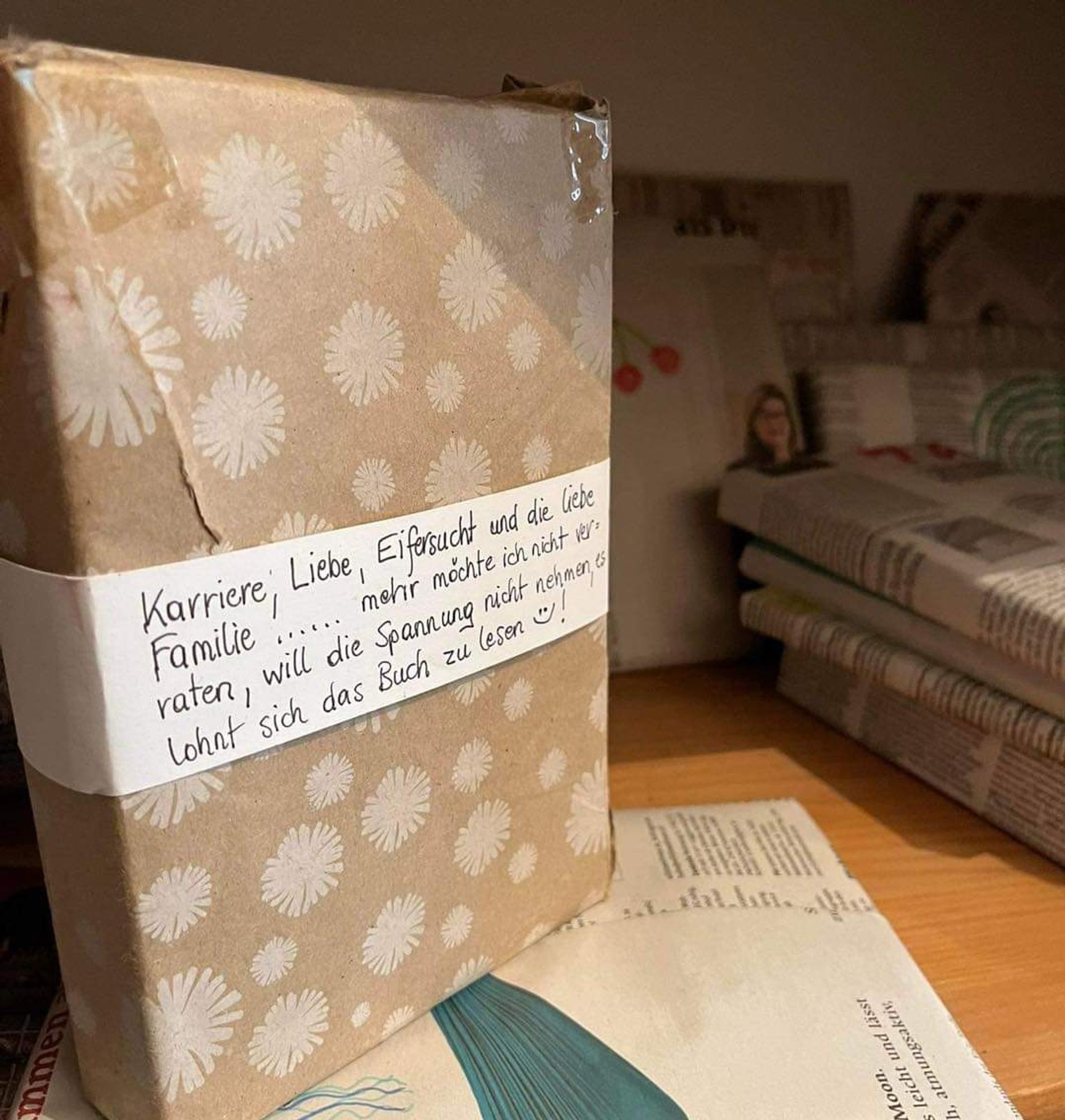 Ein Blind Date with a book: Ein eingepacktes Buch mit einem Hinweis darauf. Diesmal ist es braunes Blumenpapier und es steht drauf: Karriere, Liebe, Eifersucht und die liebe Familie... Mehr möchte ich nicht verraten, will die Spannung nicht nehmen, es lohnt sich, das Buch zu lesen :)