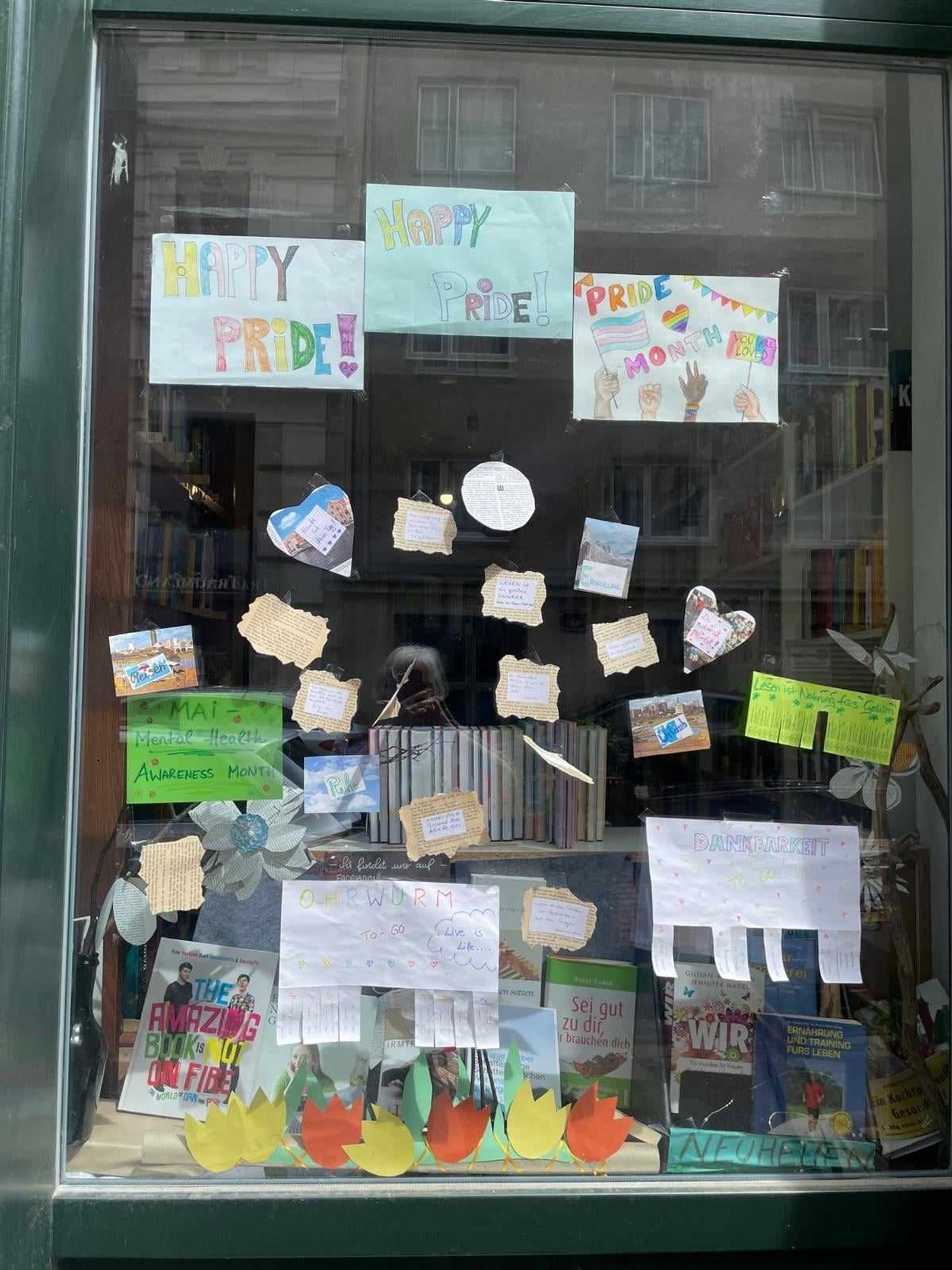 Buntes Schaufenster mit bunten Bilder zum Pride Month