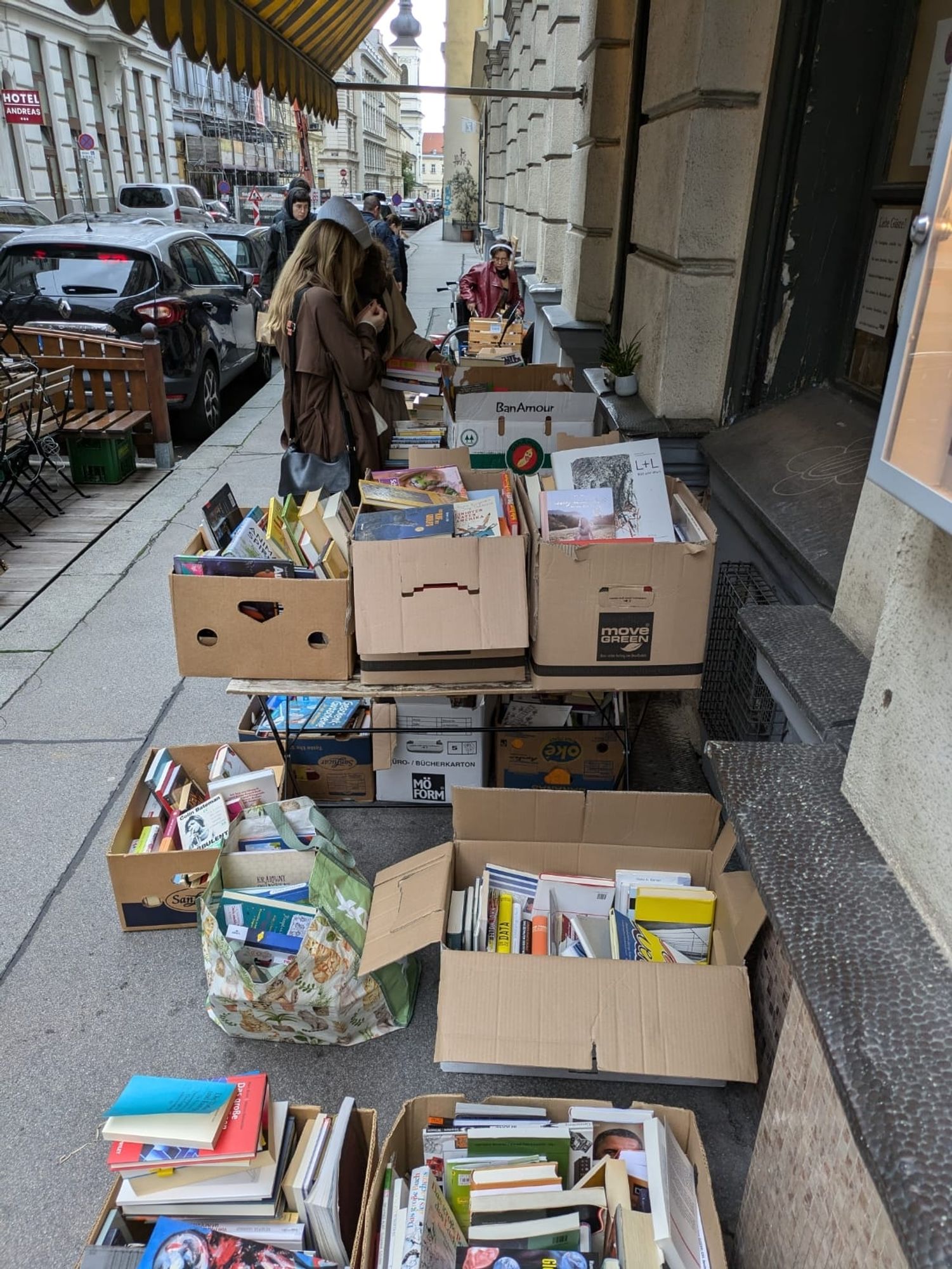 Bücherkisten auf dem Gehsteig