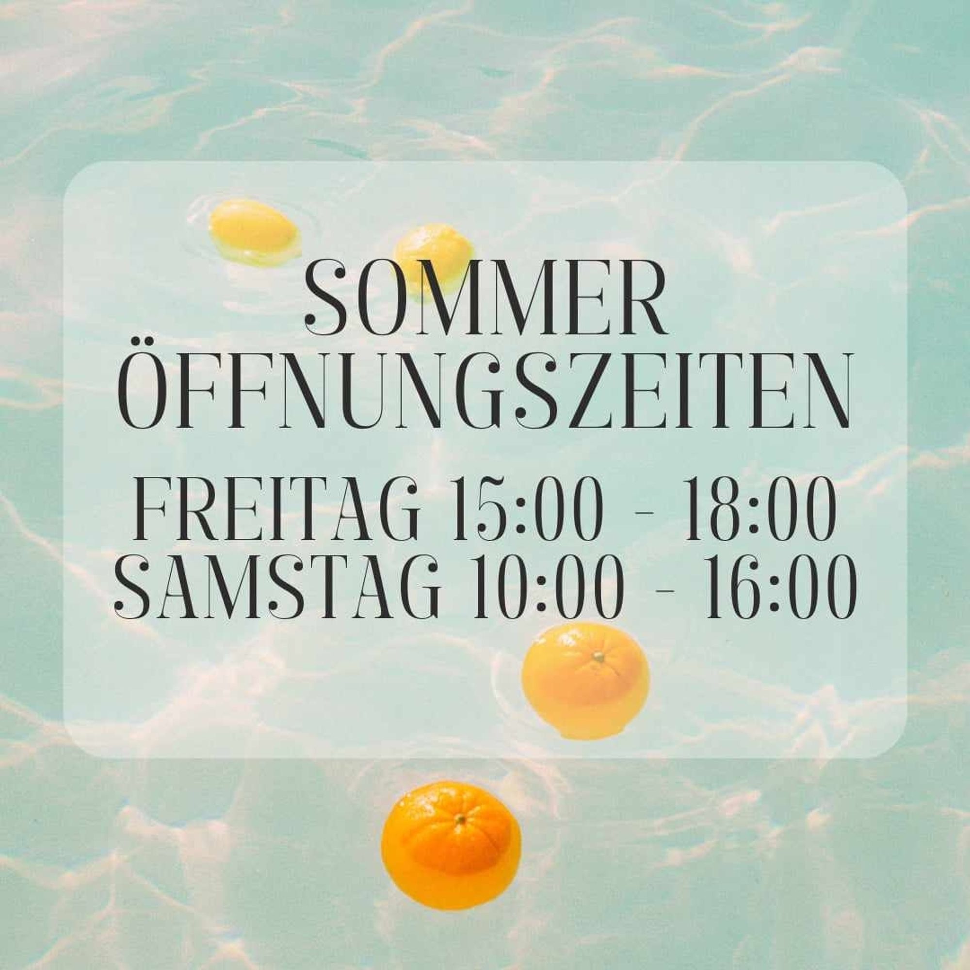 Ein Bild von Orangen und Zitronen, die im Wasser schwimmen. Darüber ist ein Text gelegt: Sommeröffnungszeiten Freitag 15-18 Uhr, Samstag 10-16 Uhr