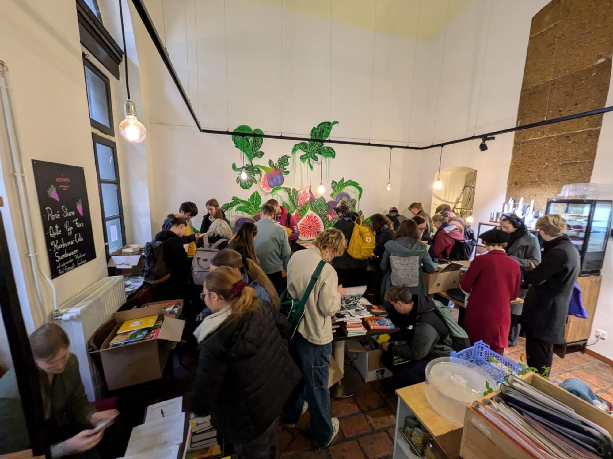 Viele Menschen beim Lagerabverkauf im Restaurant Tisch