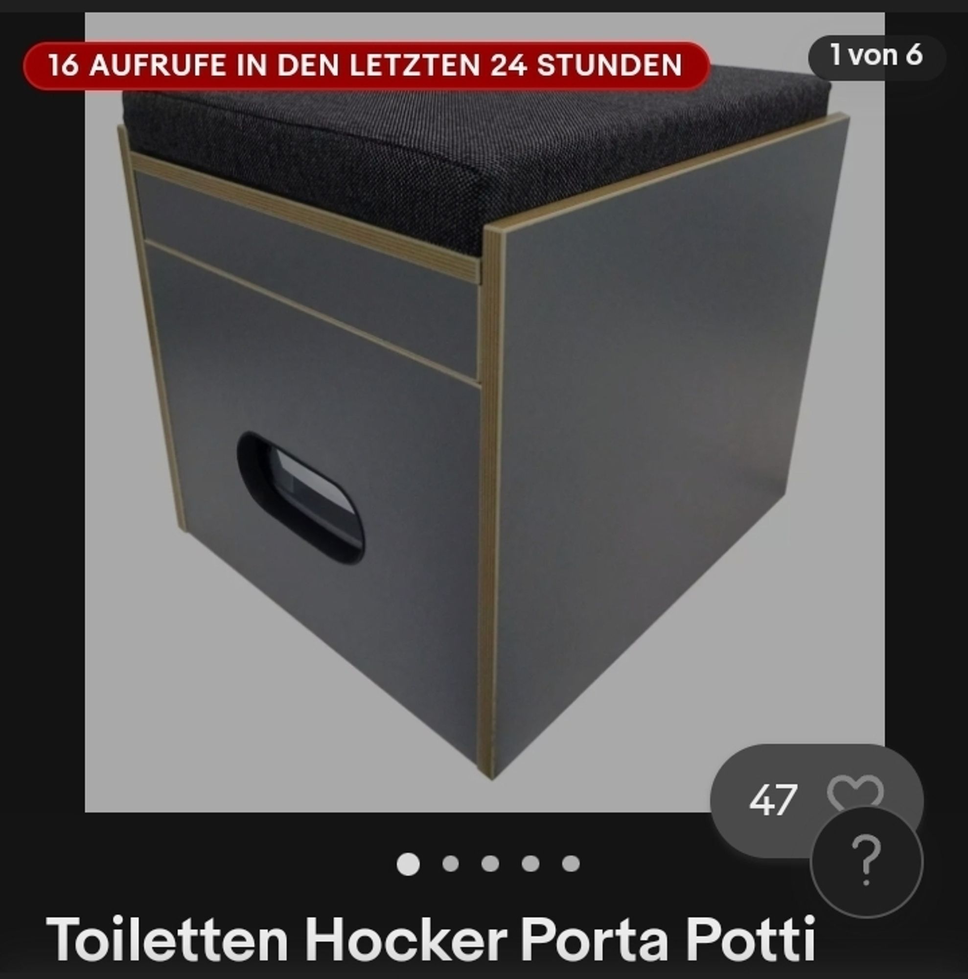 Screenshot - Grauer Hocker mit dunkelgrauen Polster. Vorne ist ein ausgeschnittner Griff für eine Lade. Darunter steht 'Toiletten Hocker Porta Potti'