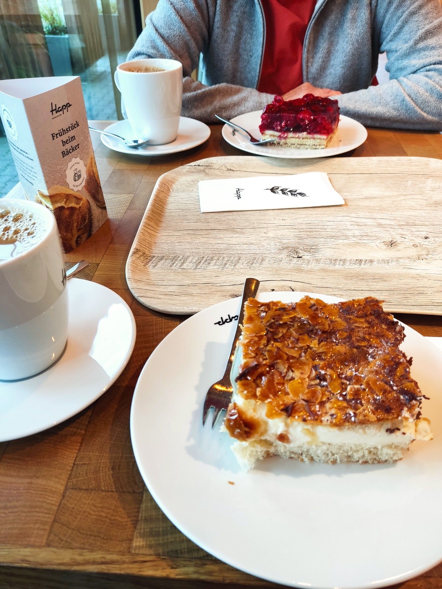 kaffe, Bienenstich und Obstkuchen