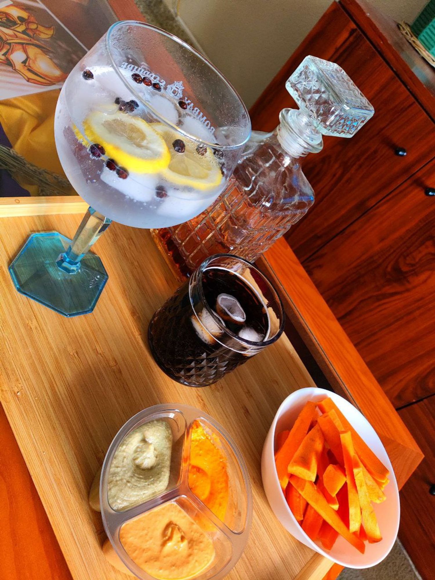 Gintonic 0'0, brandy-cola y humus de sabores con zanahoria.