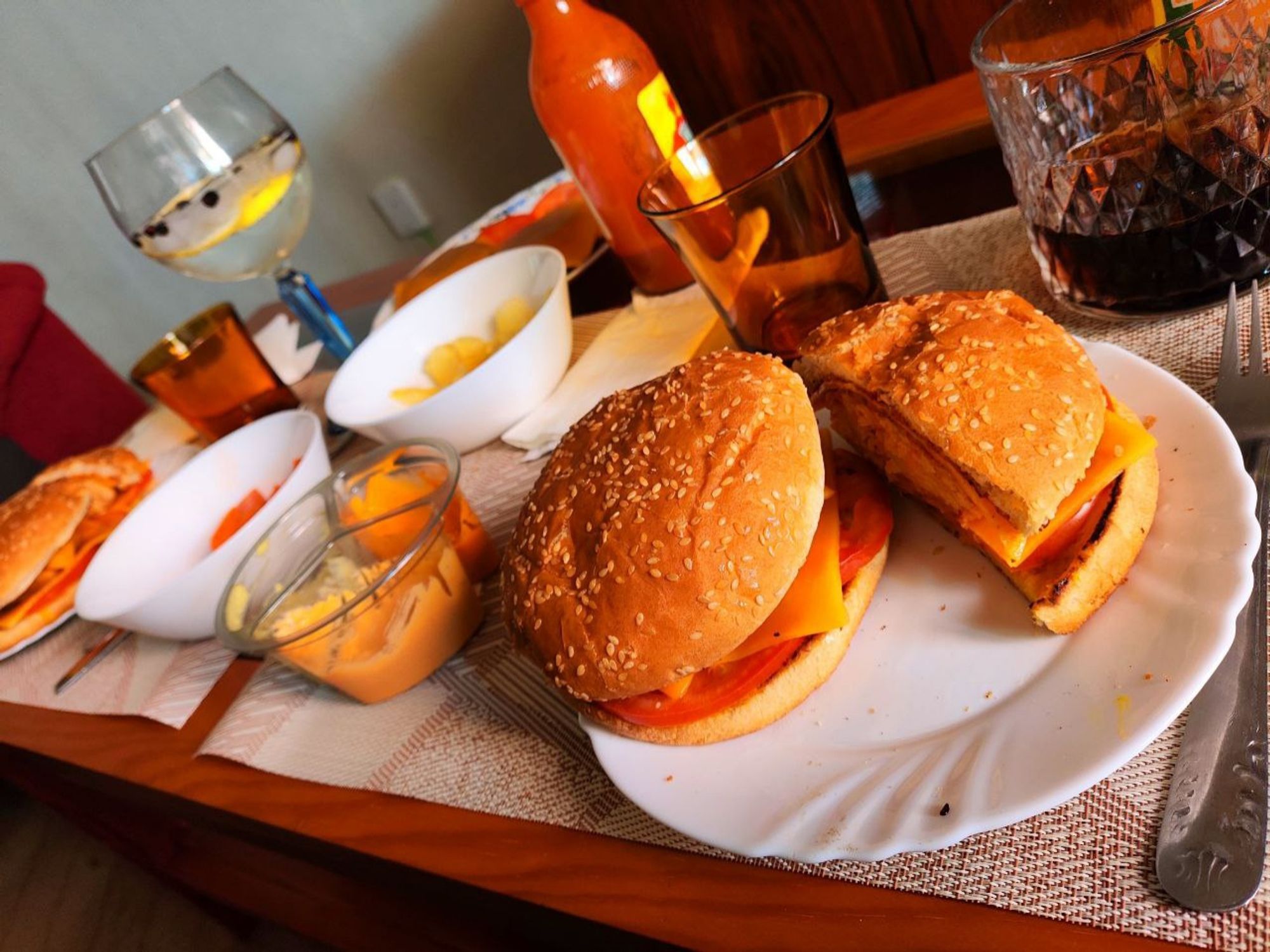 Hamburguesas vegetarianas de soja texturizada, cebolla y pimentón picante, con queso y salsa picante Valentina mostaza con miel.