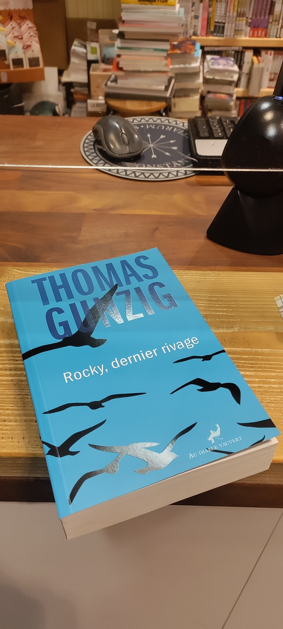 Photo du  livre 'Rocky, dernier rivage' de Thomas Gunzig sur le comptoir de la librairie Scientia à Mons, Belgique. Prêt à être dévoré.