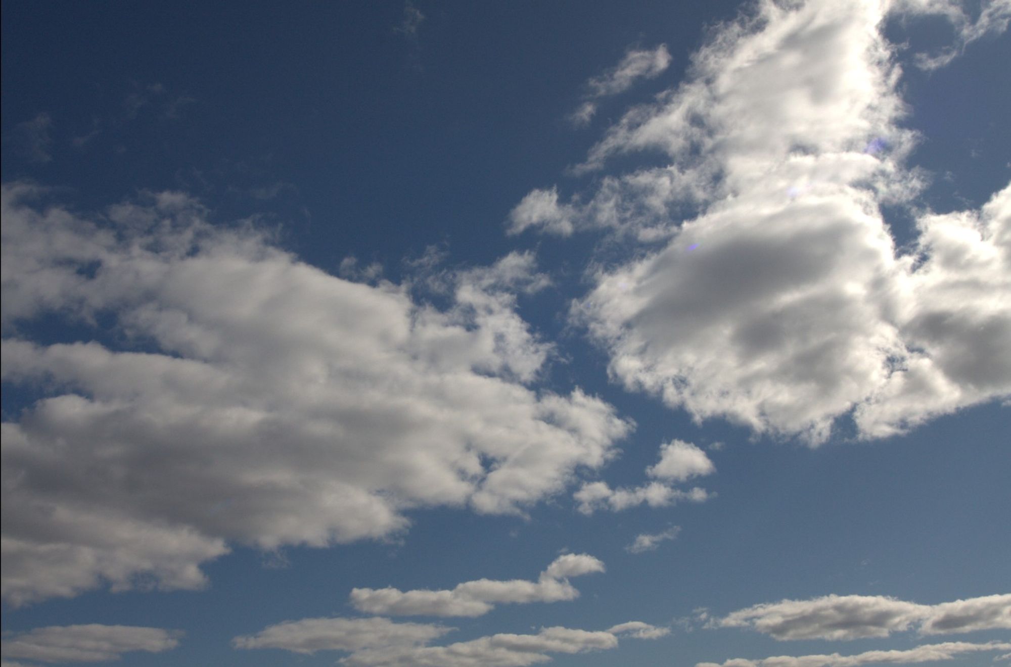 Blauer Himmel mit weißen Wolken.