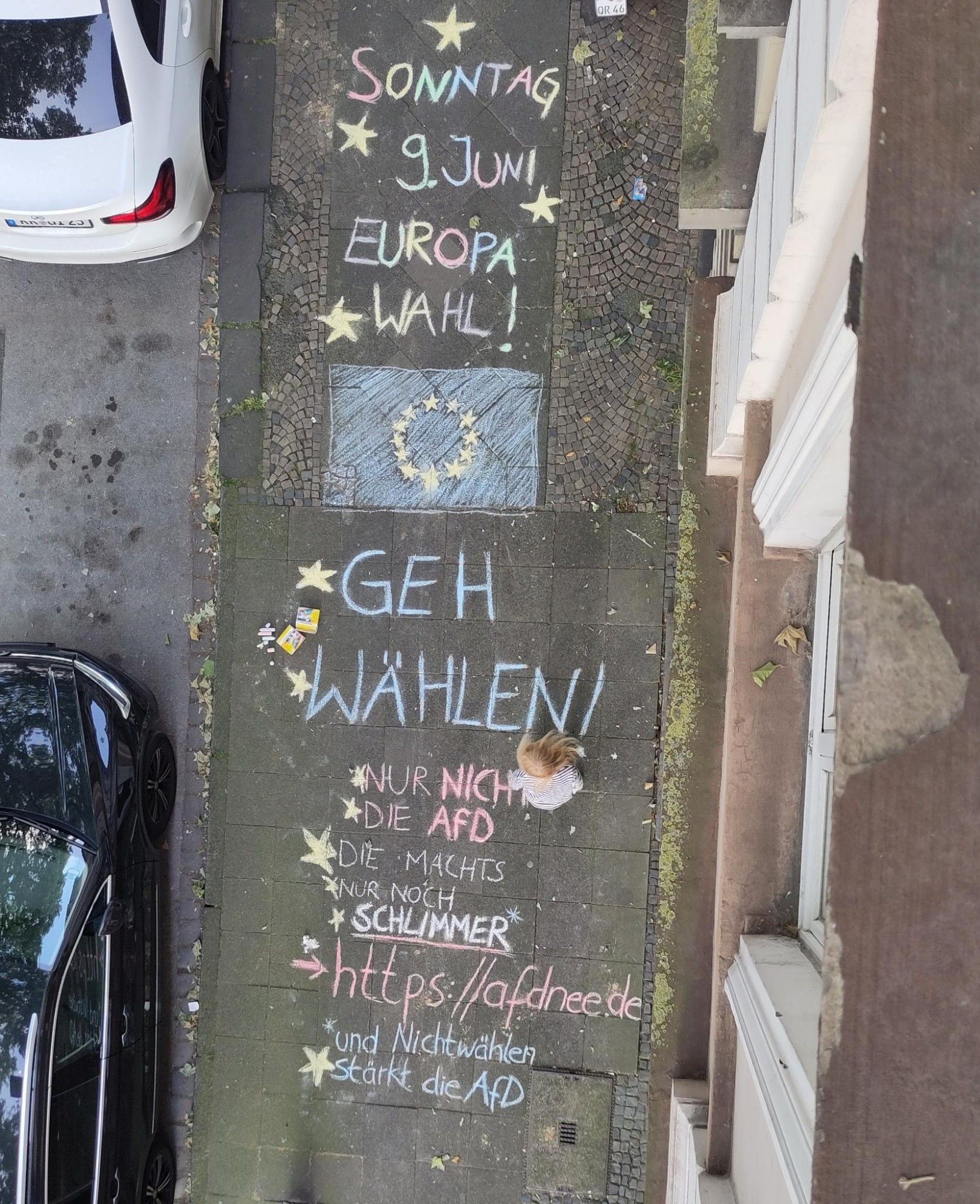 Foto eines Gehwegs, auf dem mit Kreideschrift dazu aufgerufen wird, zur Europawahl zu gehen.