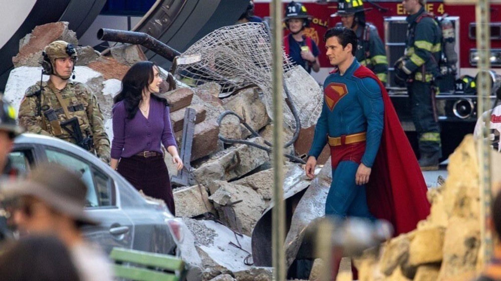 imagem de paparazi das filmagens do filme do superhomi do James Gunn, com um soldado, a lois e o superhomi em pé em uns escombros