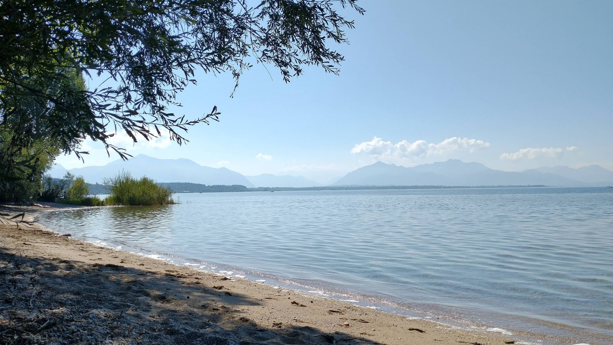 Blick auf den Chiemsee vom Ufer in Chieming.