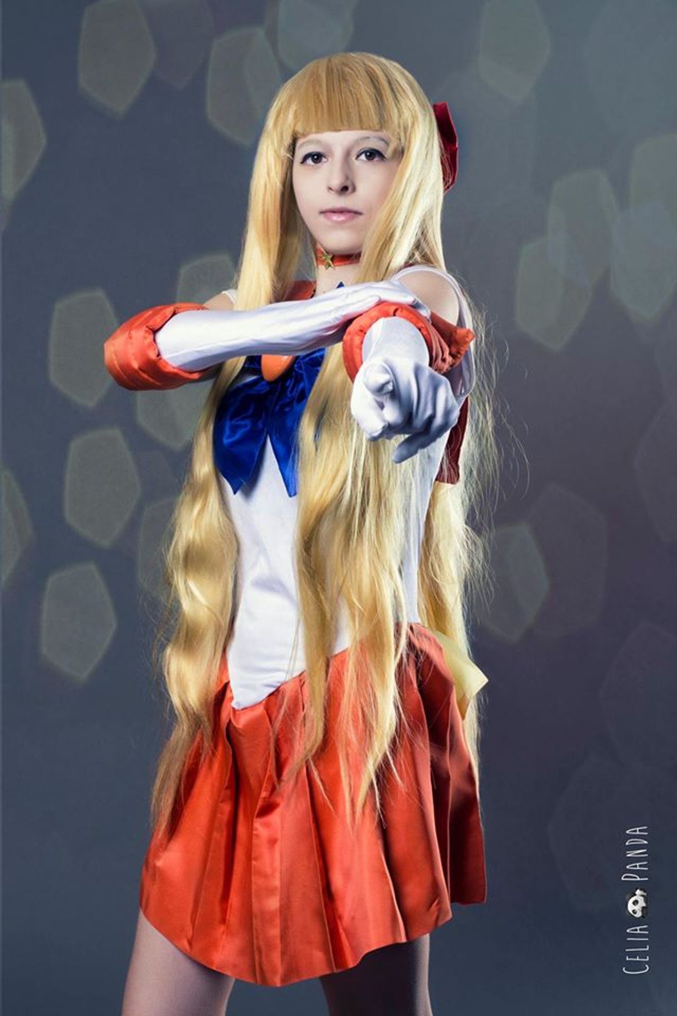 Cosplay de Sailor Venus de las cosplayer Belia, la foro es del evento JaenGo realizado en el año 2016