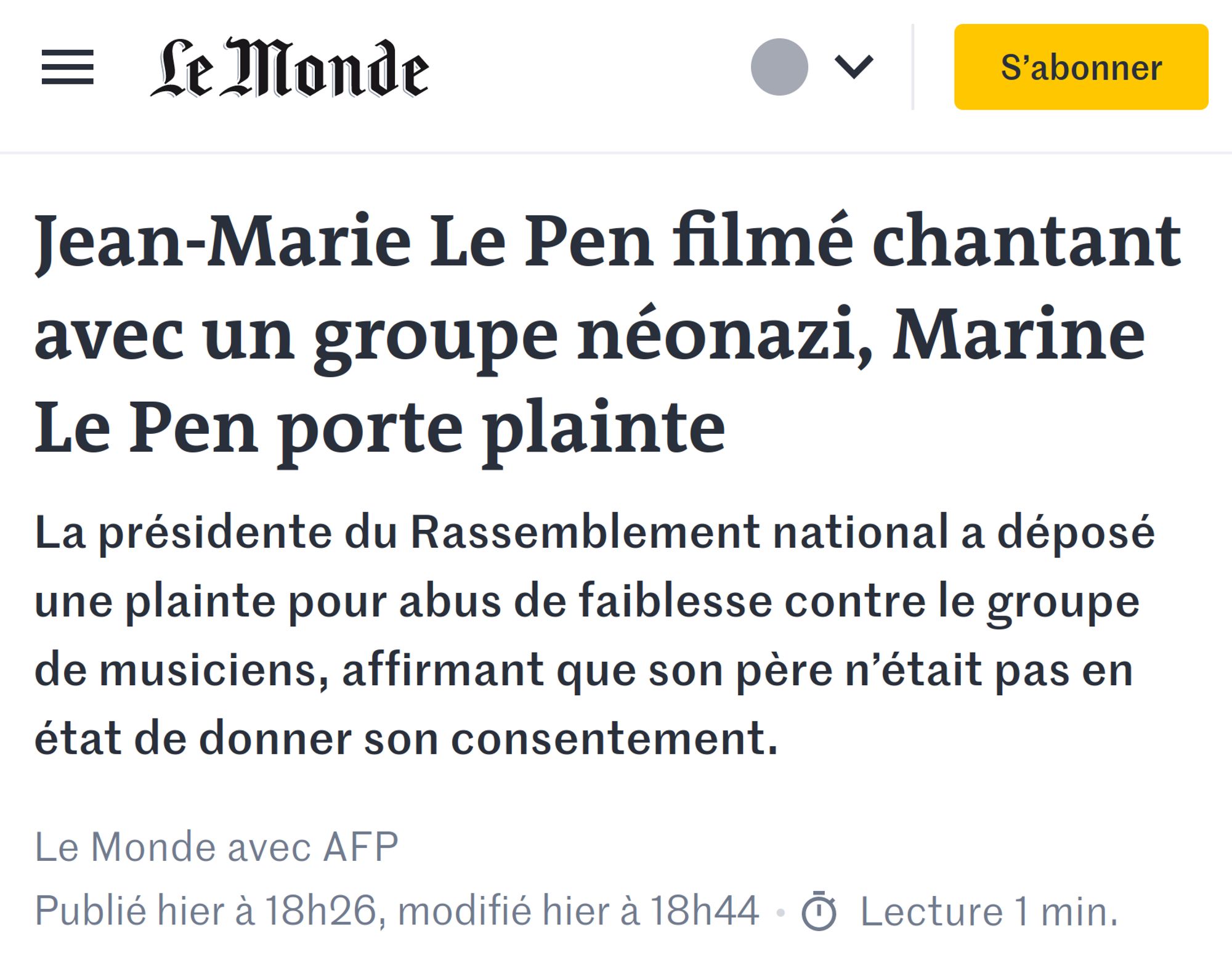 Capte d'écran d'un article du journal Le Monde ou l'on voit le titre et le chapeau.

Le titre est : "Jean-Marie Le Pen filmé chantant avec un groupe néonazi, Marine Le Pen porte plainte"

Le Chapeau : "La présidente du Rassemblement national a déposé une plainte pour abus de faiblesse contre le groupe de musiciens, affirmant que son père n’était pas en état de donner son consentement."
