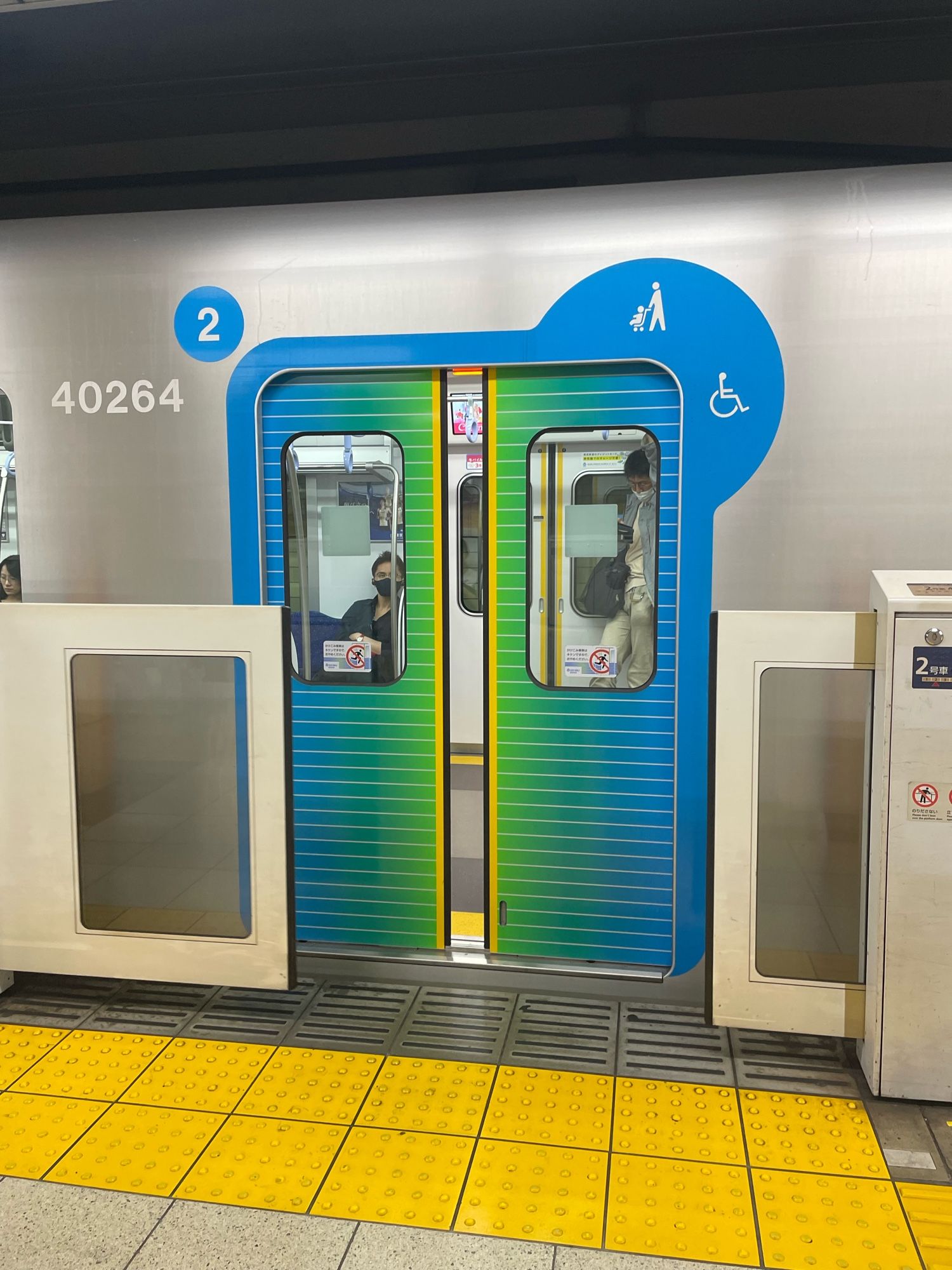 東京メトロの地下鉄車体　ドアに♿️🧑‍🧑‍🧒のサインがわかりやすく描かれている