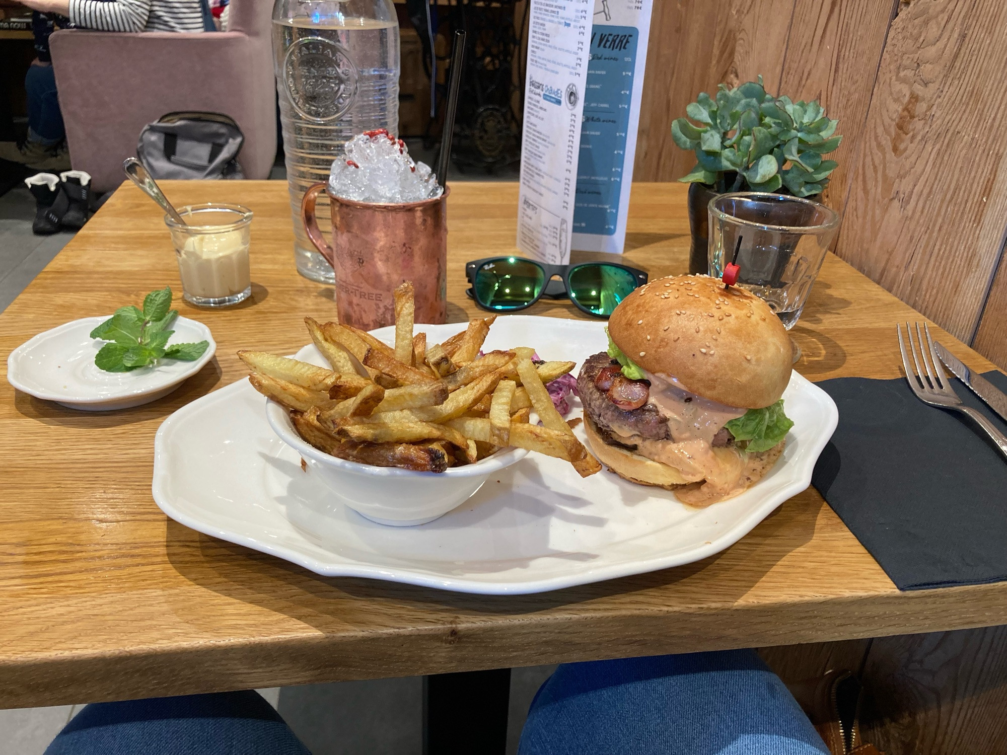 Même table avec une assiette hamburger et frites