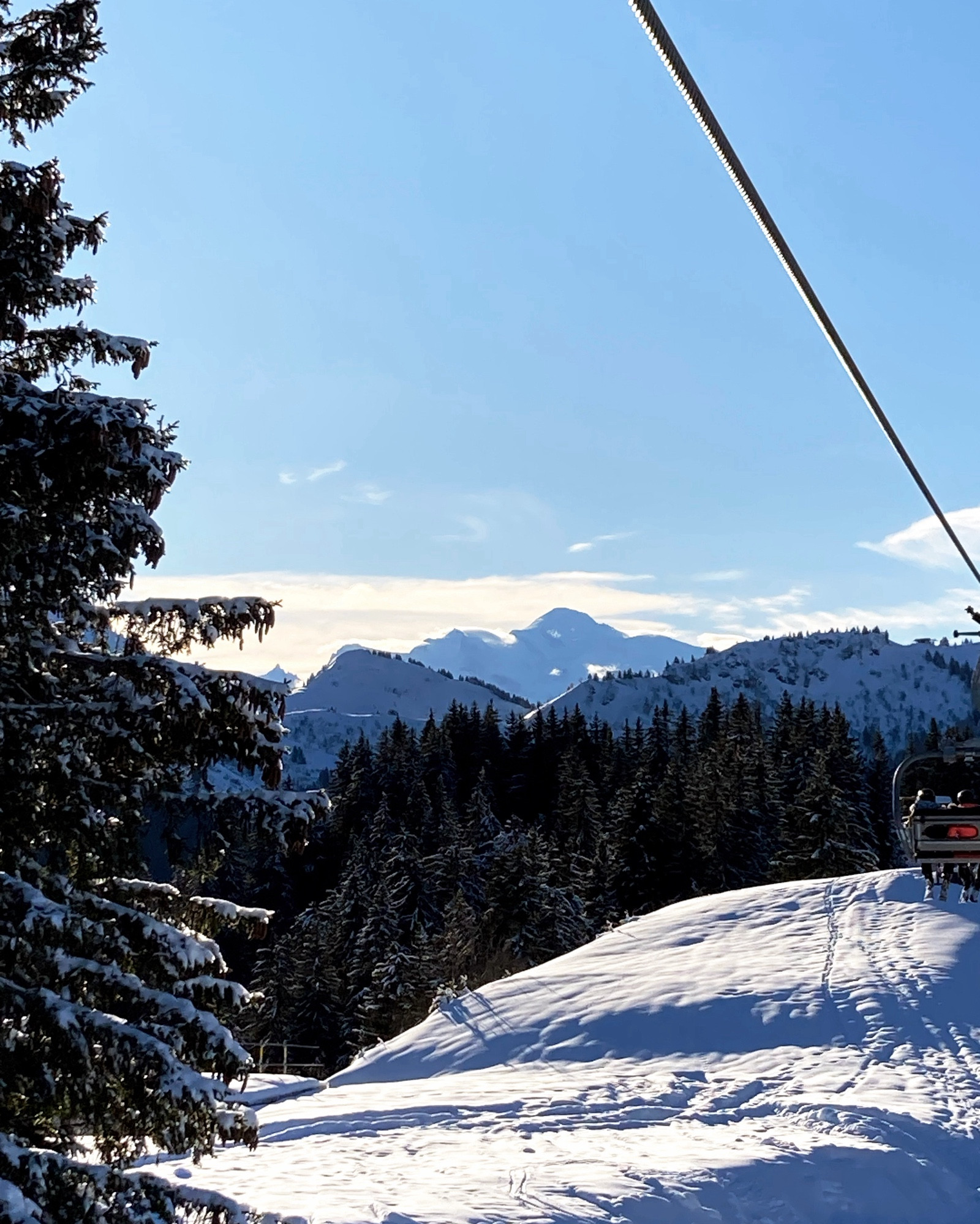 Vue du mont blanc depuis un télésiège. Il fait beau et c’est enneigé