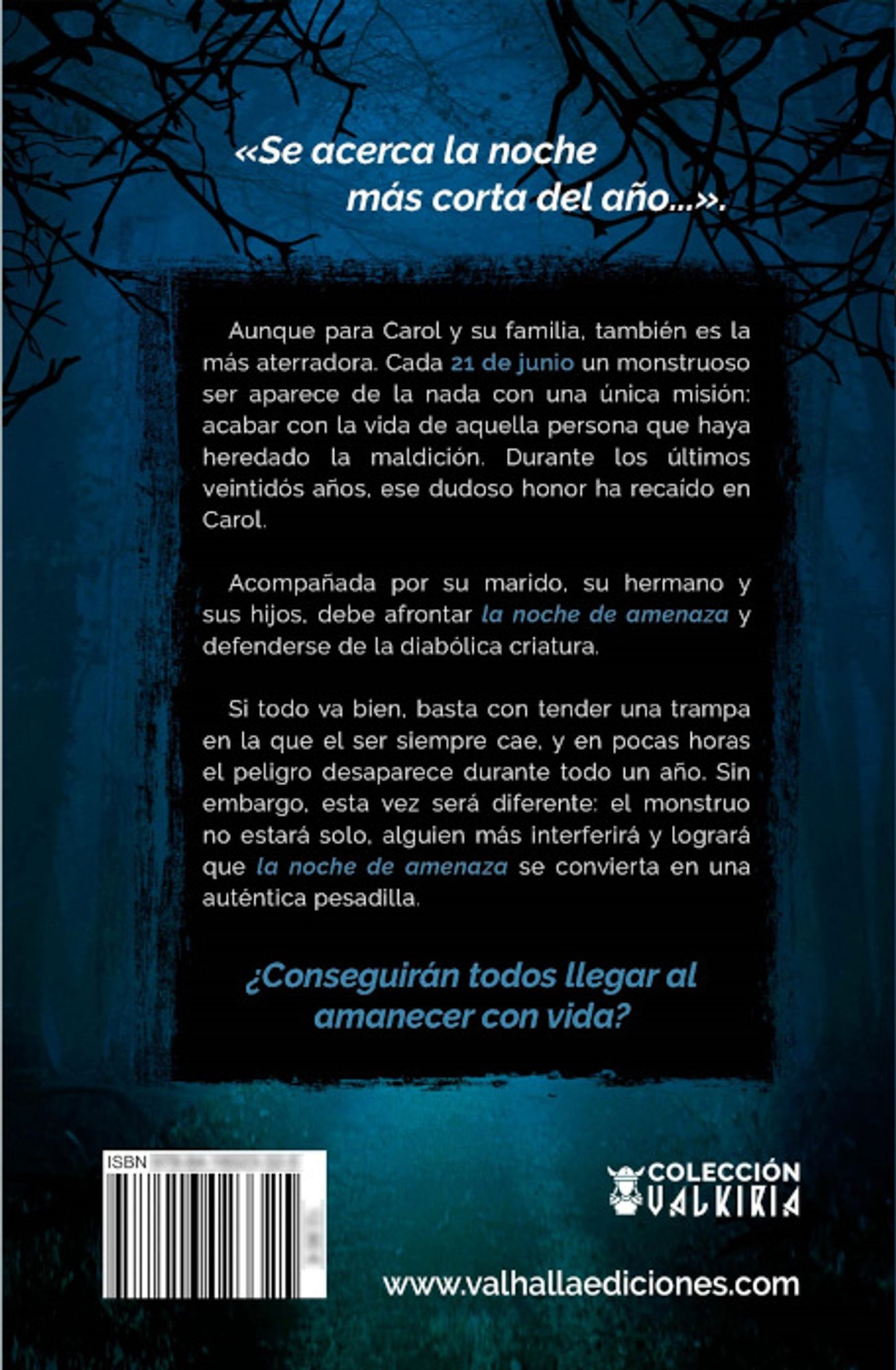 CONTRACUBIERTA CON LA SINOPSIS DE UNA VEZ AL AÑO
Se acerca la noche más corta del año… Aunque para Carol y su familia, también es la más aterradora. Cada 21 de junio, un monstruoso ser aparece de la nada con una única misión: acabar con la vida de aquella persona que haya heredado la maldición. Durante los últimos veintidós años, ese dudoso honor ha recaído en Carol.
Acompañada por su marido, su hermano y sus hijos, debe afrontar la noche de amenaza y defenderse de la diabólica criatura.
Si todo va bien, basta con tender una trampa en la que el ser siempre cae, y en pocas horas el peligro desaparece durante todo un año. Sin embargo, esta vez será diferente: el monstruo no estará solo, alguien más interferirá y logrará que la noche de amenaza se convierta en una auténtica pesadilla.
¿Conseguirán todos llegar al amanecer con vida?