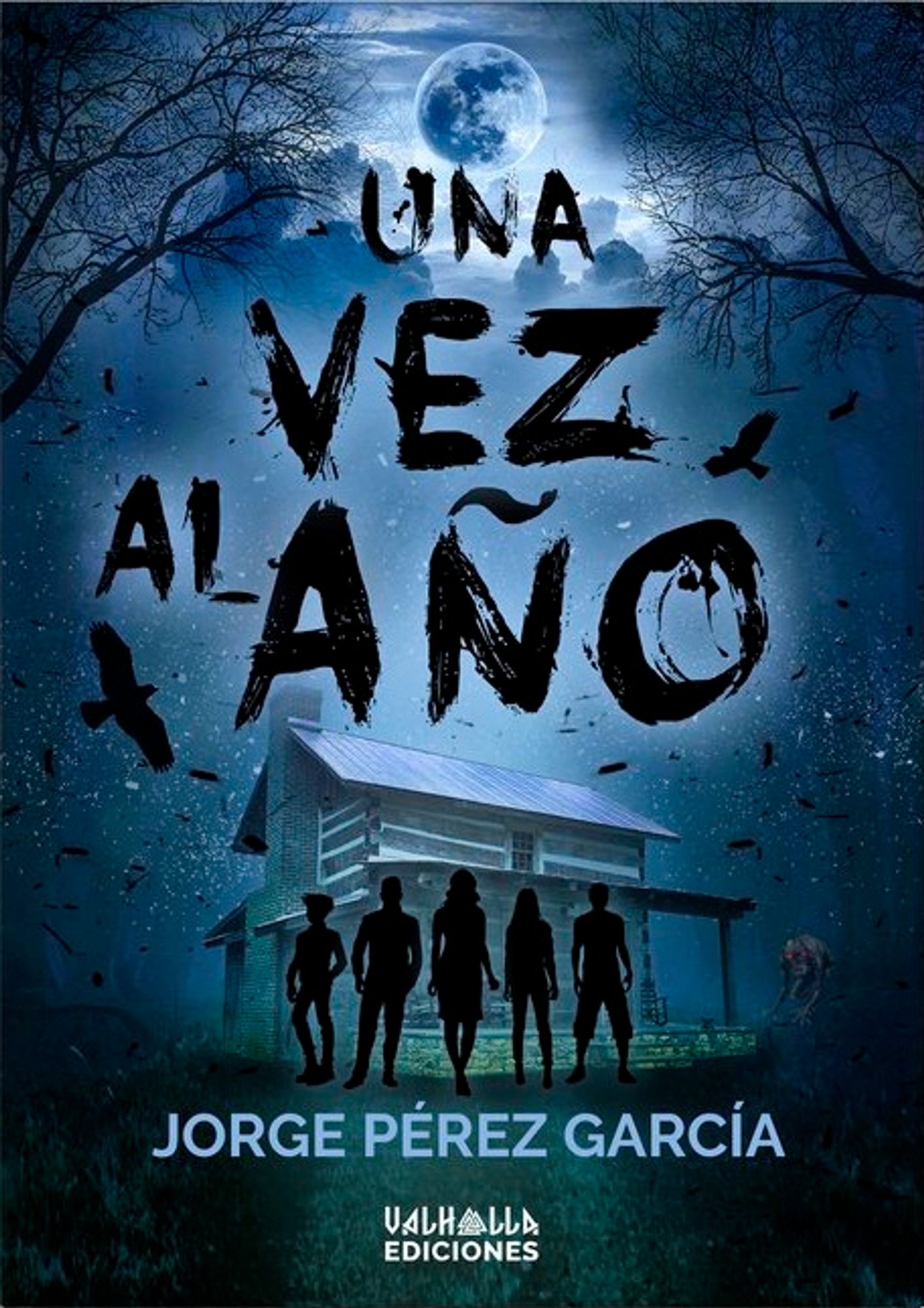 CUBIERTA DE UNA VEZ AL AÑO
En tonos oscuros y azules, se ve una luna llena en lo alto, iluminando una cabaña que hay en medio del bosque. Frente a la casa hay cinco figuras que representan a la familia protagonista. Oculta entre los árboles, la criatura acecha a la familia. El título de la novela, Una vez al año, luce en caracteres grandes dibujados con trazos semejantes a brochazos. Debajo, el nombre del autor (Jorge Pérez García) y de la editorial (Valhalla Ediciones)