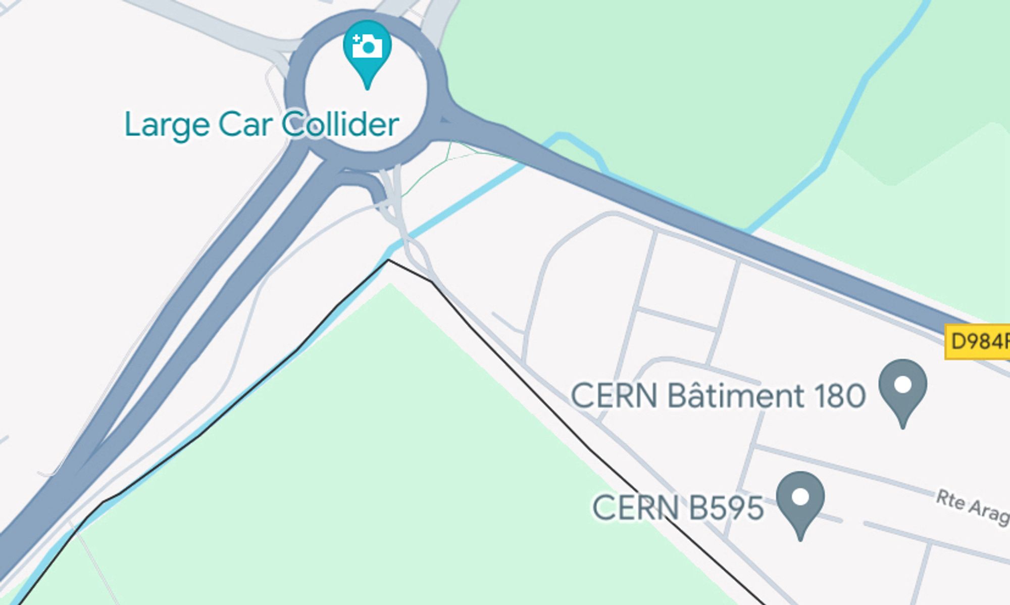 googlemaps screenshot vom nordwest ende des CERN campus in meyrin, der kreisverkehr ist als „large car collider“ annotiert