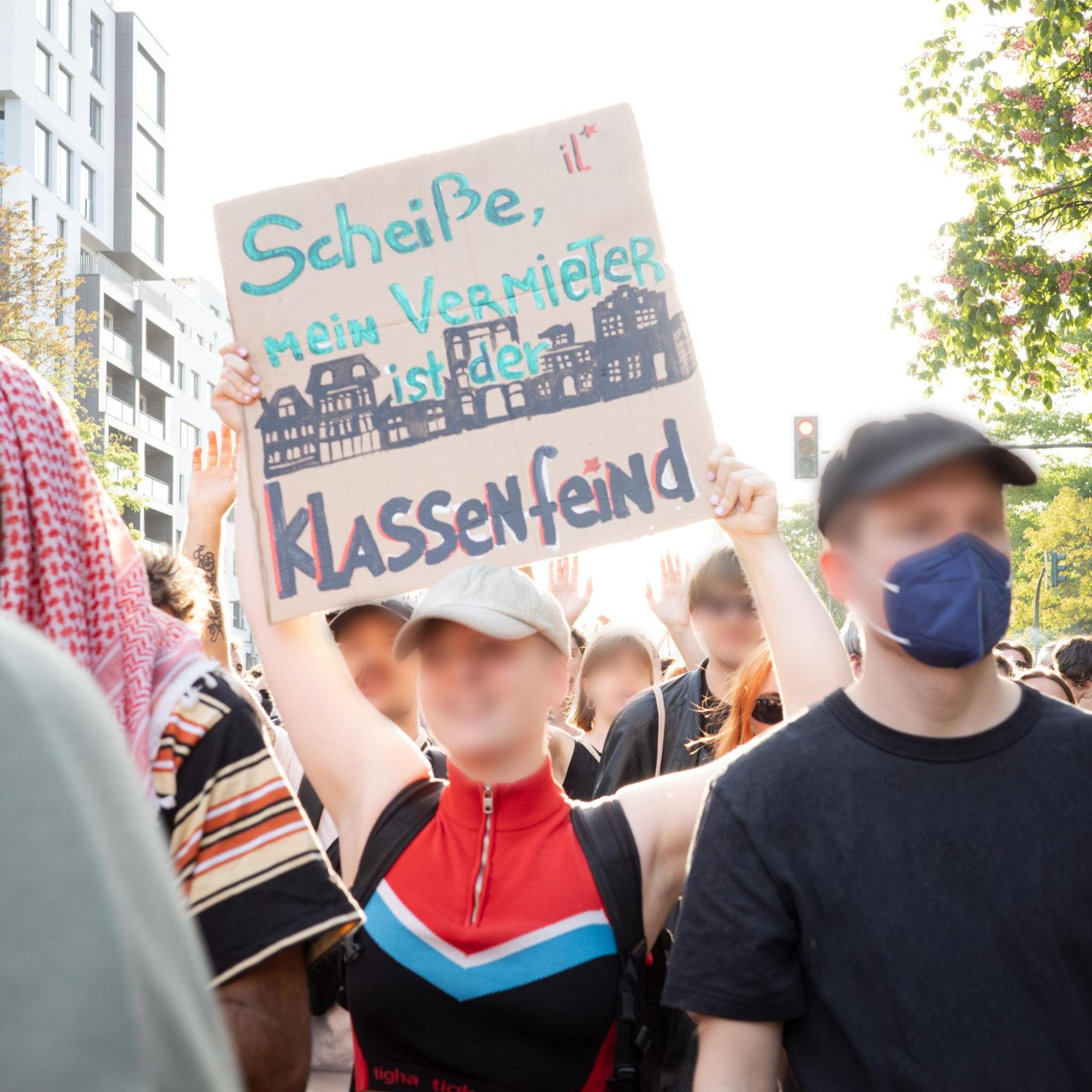 "Scheiße, mein Vermieter ist der Klassenfeind" - Schild mit IL-Logo auf der Revolutionären 1. Mai-Demonstration 2024 in Kreuzberg/Neukölln.