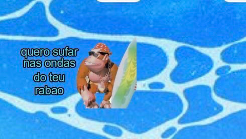 Meme mal feito do funk kong segurando uma prancha no meio de um fundo de mar e dizendo “quero sufar nas ondas do teu rabao”