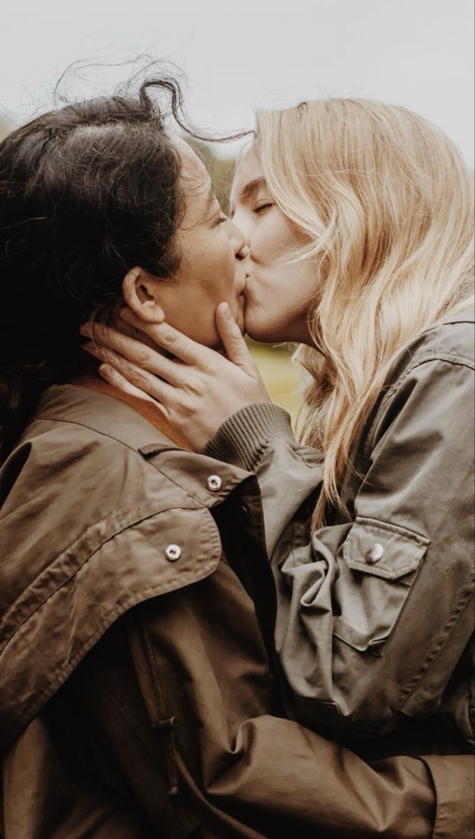 villanelle and eve, from killing eve, kissing