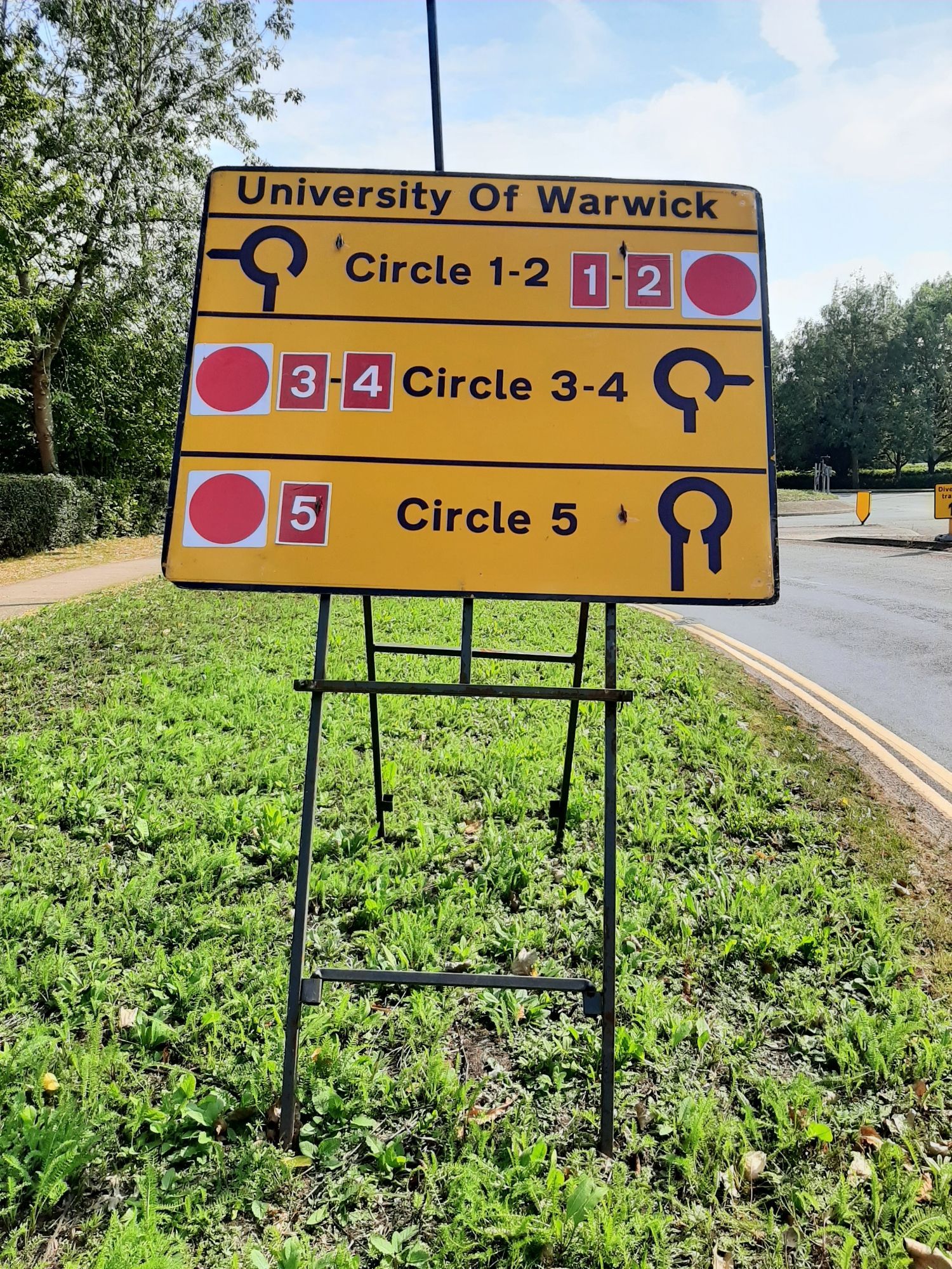 Yellow university roadside with directions to circle 1-2, circle 3-4, and circle 5.