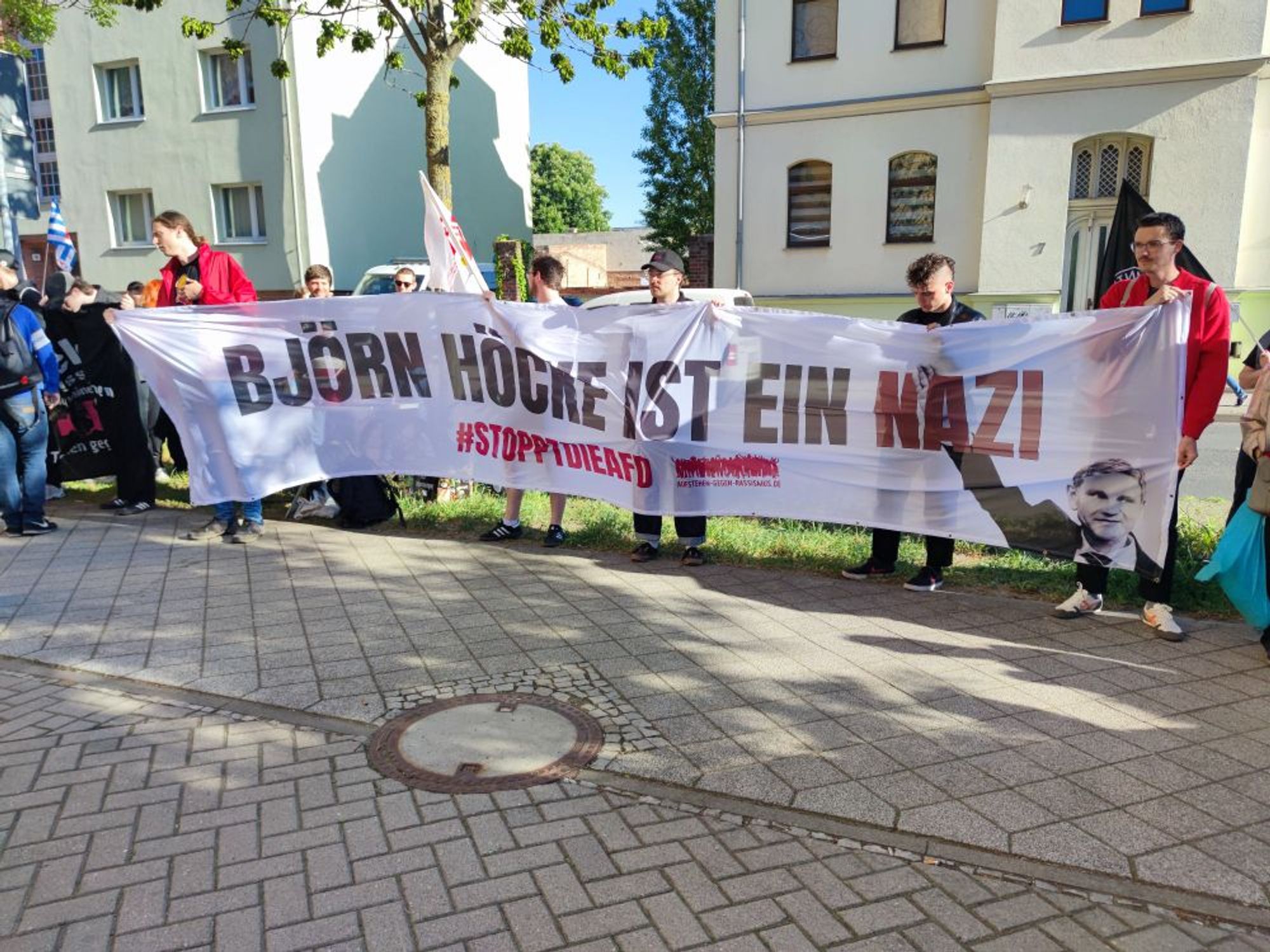 Demonstranten mit Spruchband: Björn Höcke ist ein Nazi. #stopptdieafd