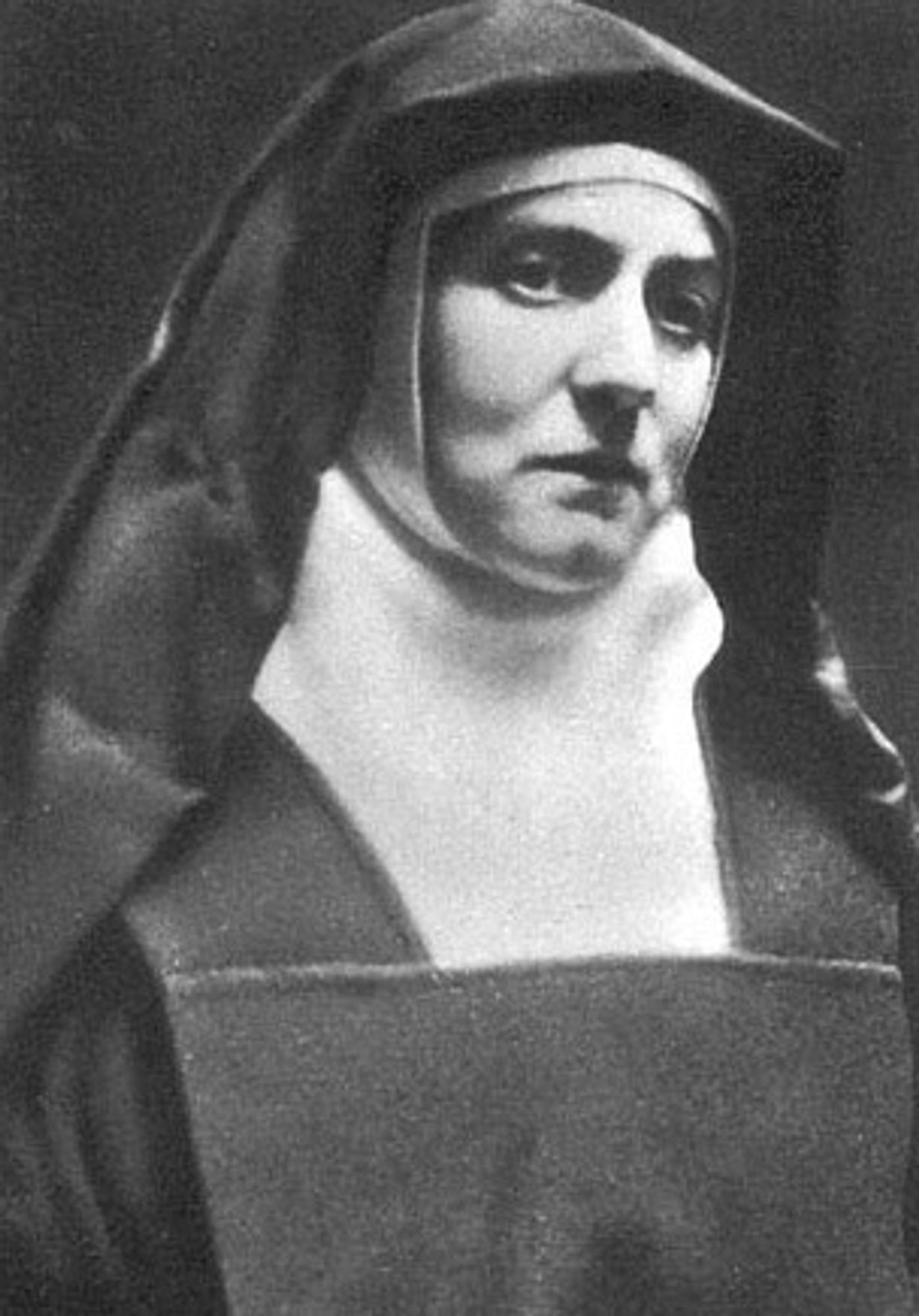 Hl. Teresia Benedikta vom Kreuz - Edith Stein

... wurde am 12. Oktober 1891 als Kind jüdischer Eltern in Breslau geboren. Sie studierte in Freiburg. Sie war Jüdin, Atheistin - dann Christin. Sie wurde am 1. Januar 1922 getauft. Ihren Lehrberuf und ihre wissenschaftliche Arbeit verstand sie als Gottesdienst. 1933 trat sie in den Kölner Karmel ein. Im Sinne des von ihr gewünschten Ordensnamens Teresia Benedicta vom Kreuz opferte sie ihr Leben für das deutsche und das jüdische Volk auf. Wegen der Judenverfolgung verließ sie Deutschland und floh 1938 nach Echt (Niederlanden (Karmelkloster). Am 2. August 1942 wurde sie von den Nazis verhaftet, in das Vernichtungslager Auschwitz-Birkenau (Polen) deportiert und wahrscheinlich am 9. August durch Giftgas ermordet zusammen mit ihrer Schwester. Sie gilt als Schutz-Patronin Europas. 

Zitate: 
Meine Sehnsucht nach der Wahrheit ist mein einziges Gebet.
Wir wollen jeden Tag ein neues Leben beginnen. 

Bild: Ökumen.Heiligenlexikon/Schott Tagesliturg